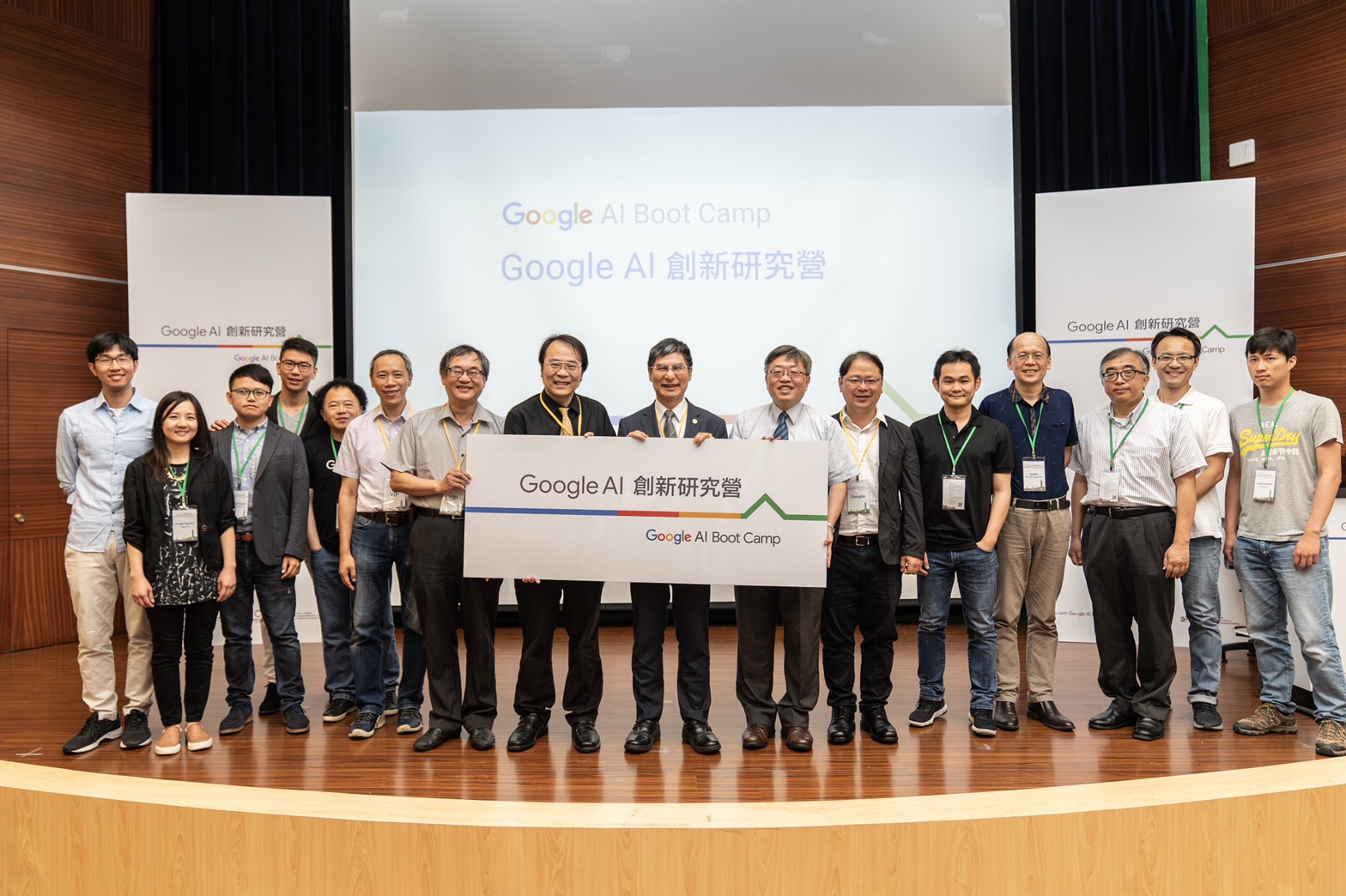 臺大人工智慧研究中心陳信希主任(左7)、Google Taiwan簡立峰董事總經理(左8)、科技部陳良基部長(左9)、臺灣大學陳銘憲副校長(左10)與Google AI研究團隊的9左位研究員等，共同為「2019 Google AI Boot Camp (AI創新研究營)」揭開序幕