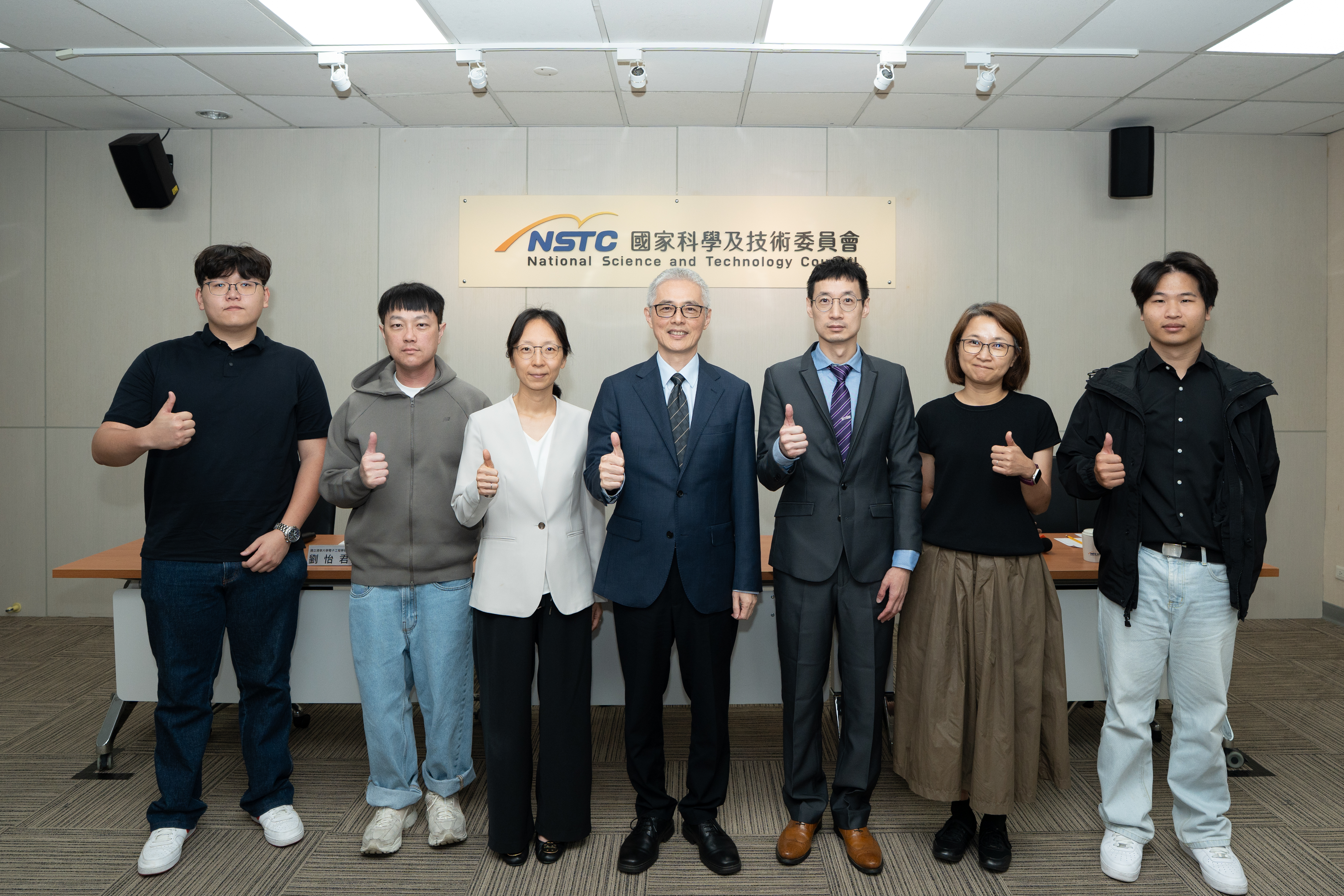 在國科會支持下，由國立清華大學電機工程學系彭朋瑞教授研究團隊，成功開發「四階脈衝振幅調變(PAM-4)傳收機」，有望取代傳統插拔式進行光電轉換的傳輸架構，滿足更高傳輸速率與更低功耗之需求。   左2起為 國研院台灣半導體研究中心林銘偉副研究員、 國立清華大學電子工程研究所劉怡君副教授、 國科會林廣宏主秘、 國立清華大學電機工程學系彭朋瑞副教授、 國立清華大學電機工程學系謝秉璇副教授