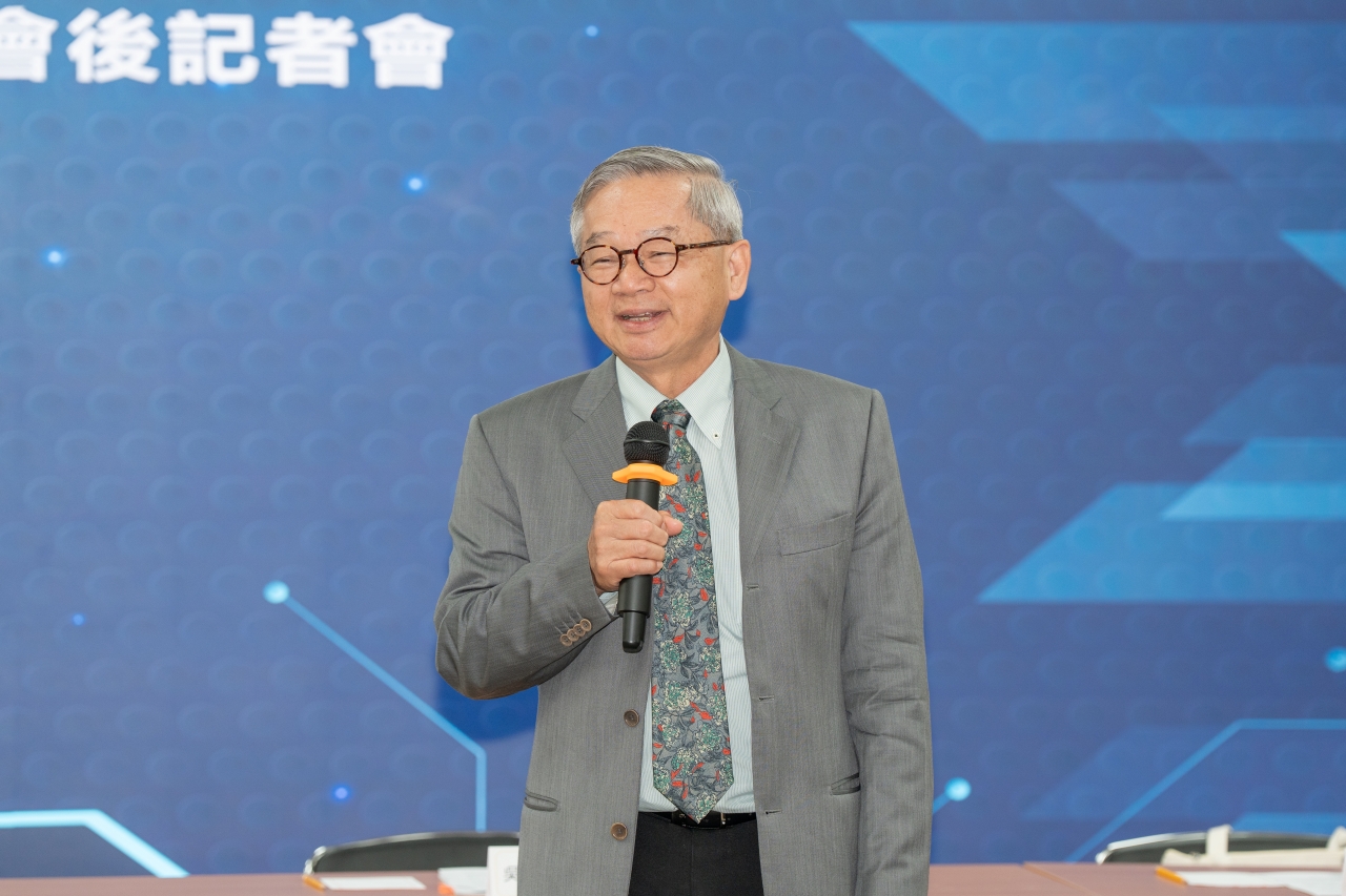 國科會吳誠文主委表示，本次委員會議報告，第一個報告著重於AI人才培育，非常感謝國發會在跨部會的協調與努力，其他部會也會共同來合作，相關的人才培育行動現正順利進行；第二個報告則著重臺灣面對近幾年的疫情威脅，對此，國科會與衛福部疾管署開展科學防疫的科技計劃，讓臺灣更有餘裕面對疫情。
