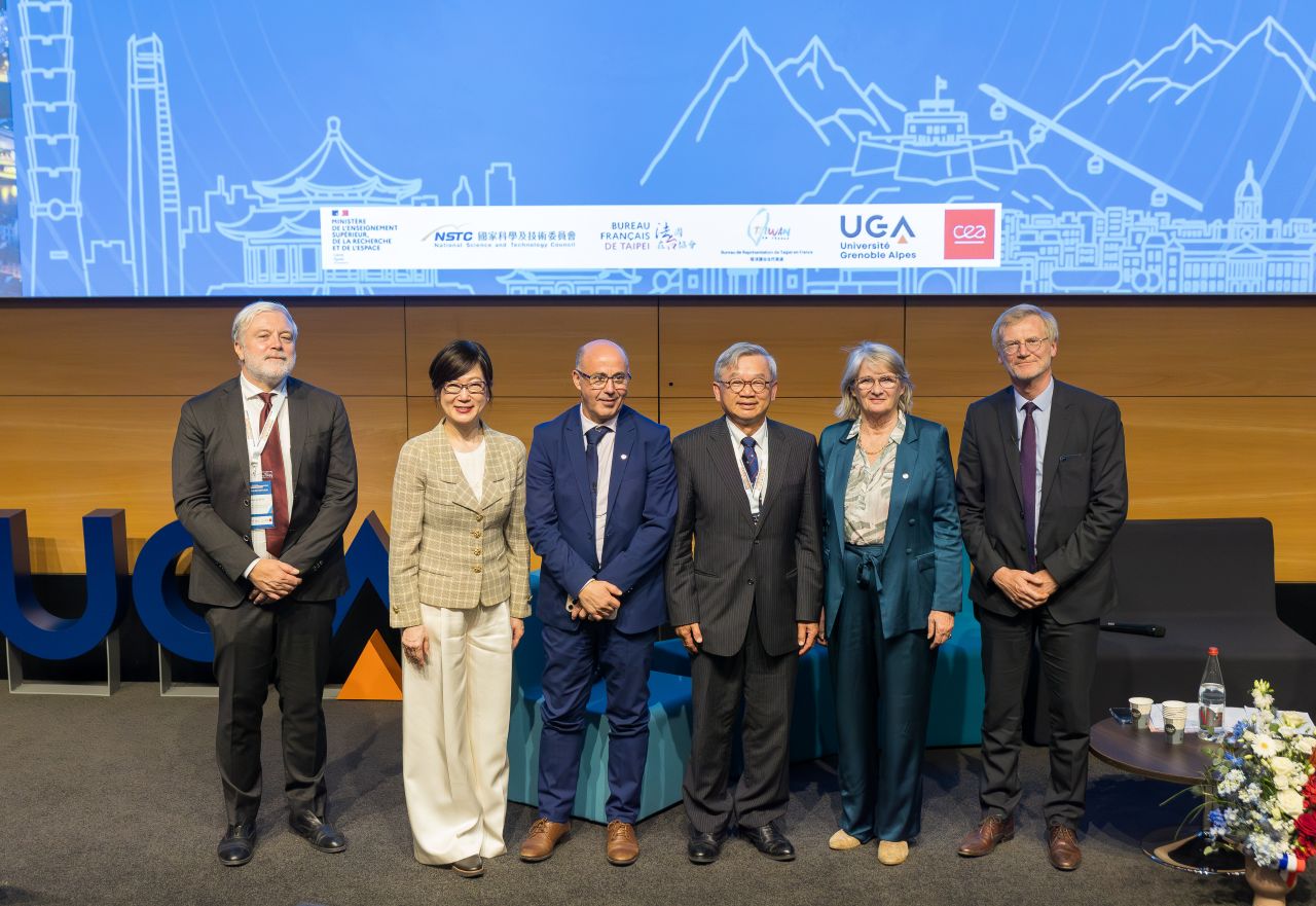 第2屆臺法科學研究會議聚焦半導體與量子、生醫、綠能減碳、人工智慧與資安、太空及海洋等六大領域，作為未來臺法科研合作之重要依據，建構具韌性與戰略性的科技合作網絡。 (左起) 1.法國高等教育、研究暨太空部(MESRE)歐洲及國際事務司司長Donato Giorgi 2.駐法國代表處大使郝培芝 3.格勒諾布爾阿爾卑斯大學(UGA)校長Yassine Lakhnech 4.國科會主委吳誠文 5.法國國民議會議員Marie-Noëlle Battistel 6.法國原子能與替代能源委員會(CEA)副主席Bruno Feignier