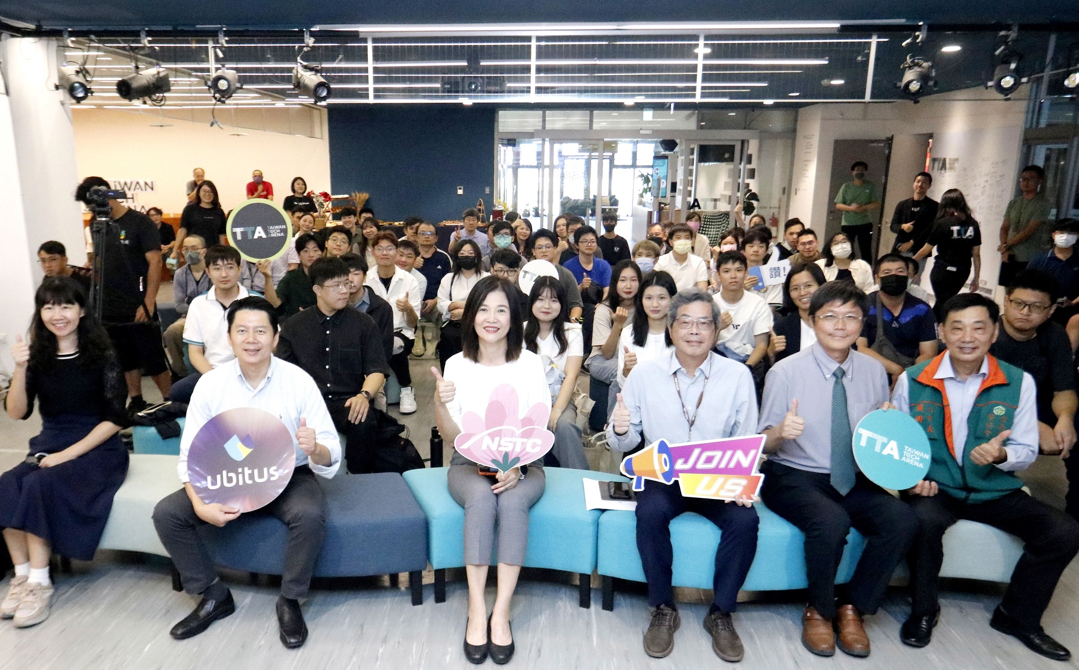 TTA南部據點現場匯聚新創團隊，與論壇出席產學研界講者進行深度的技術與資源媒合交流，探討主權AI的實踐與挑戰、算力發展現況與未來，以及各界可提供的AI資源分享