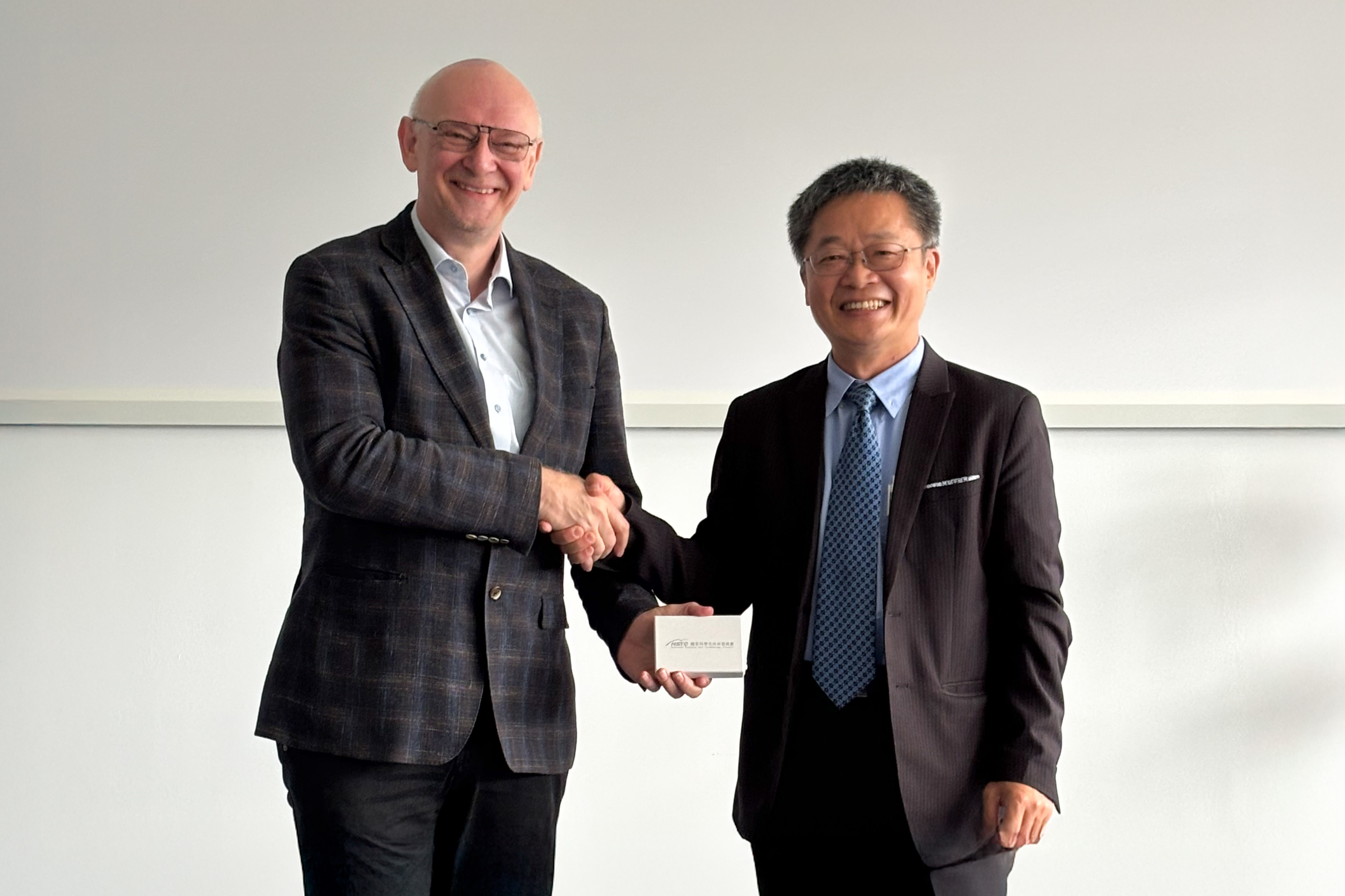 (左)明斯特大學 Prof. Martin Winter及(右)國科會科國處處長李旺龍