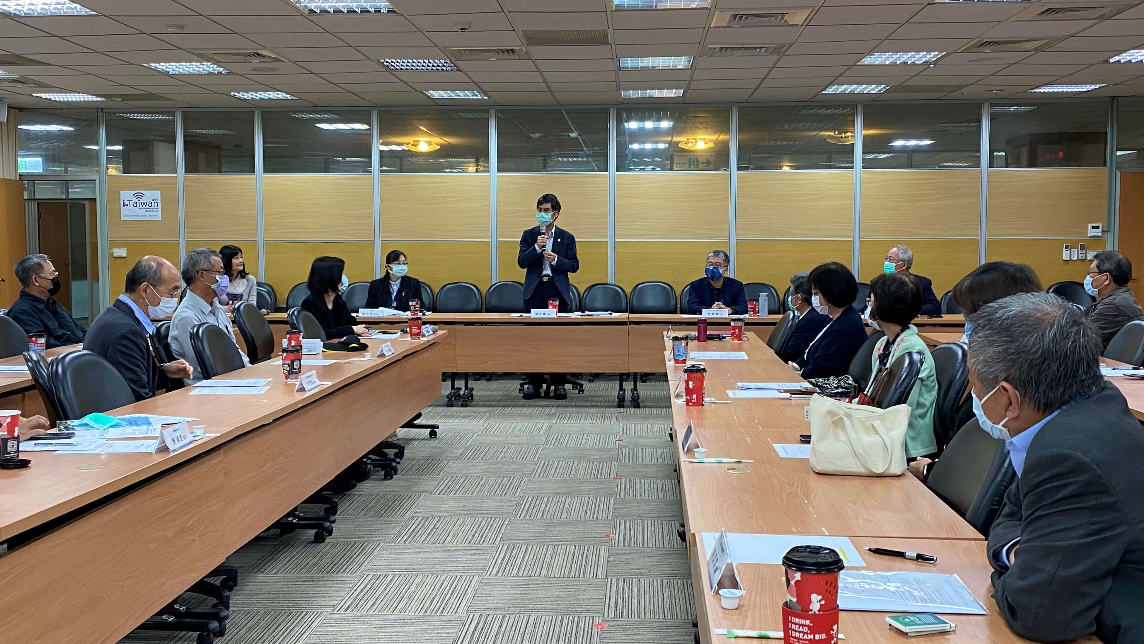 專諮會召集人科技部部長陳良基(中央站立者)感謝委員的貢獻