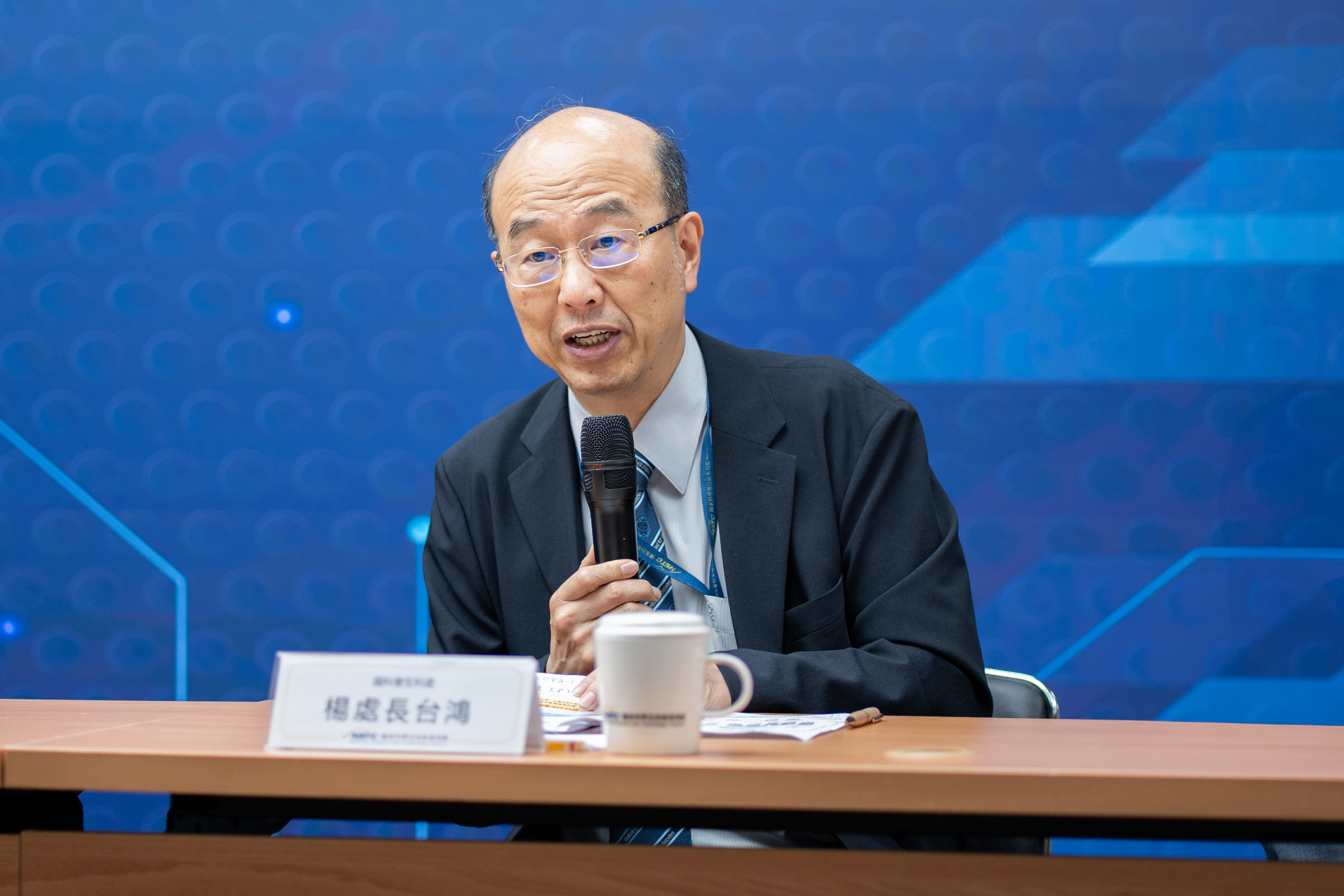 國科會生科處楊台鴻處長報告「智慧醫療推動成果與未來展望」，說明國科會推動生醫創新及精準健康發展進展，結合產、學研、醫跨域合作，從單點核心技術研發，擴大至創新產品與系統模組之整合開發。