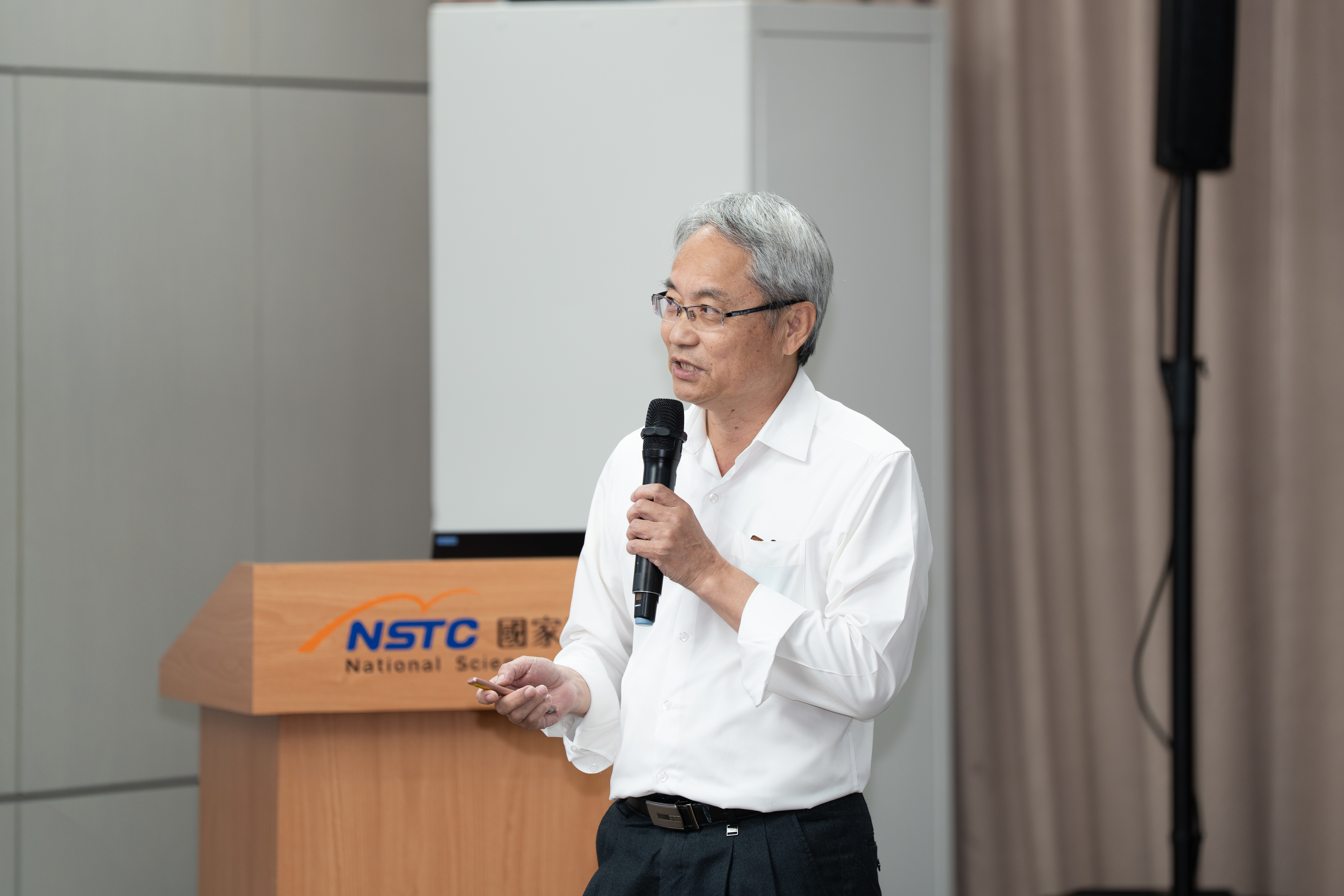 文化部文創發展司江清松司長簡報說明，文化部近年積極推動文化與科技融合發展，透過導入AI、沉浸式技術及數位應用，全面強化文化場館服務、內容產製及公共服務體系，持續提升文化近用性、內容創作量能及整體展演品質。