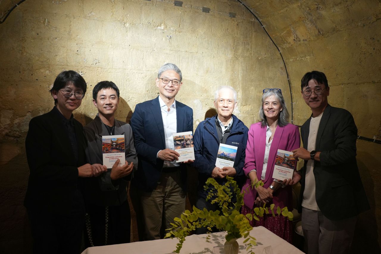 法文版合作團隊合影。 (左起)臺灣文學館副館長林佩蓉、作家馬翊航、國科會人文處處長黃俊儒、臺灣大學經濟學系名譽教授吳聰敏、法國 Maisonneuve & Larose／Hémisphères編輯Cécile Nguyengji、中興大學臺灣文學與跨國文化研究所優聘副教授詹閔旭。