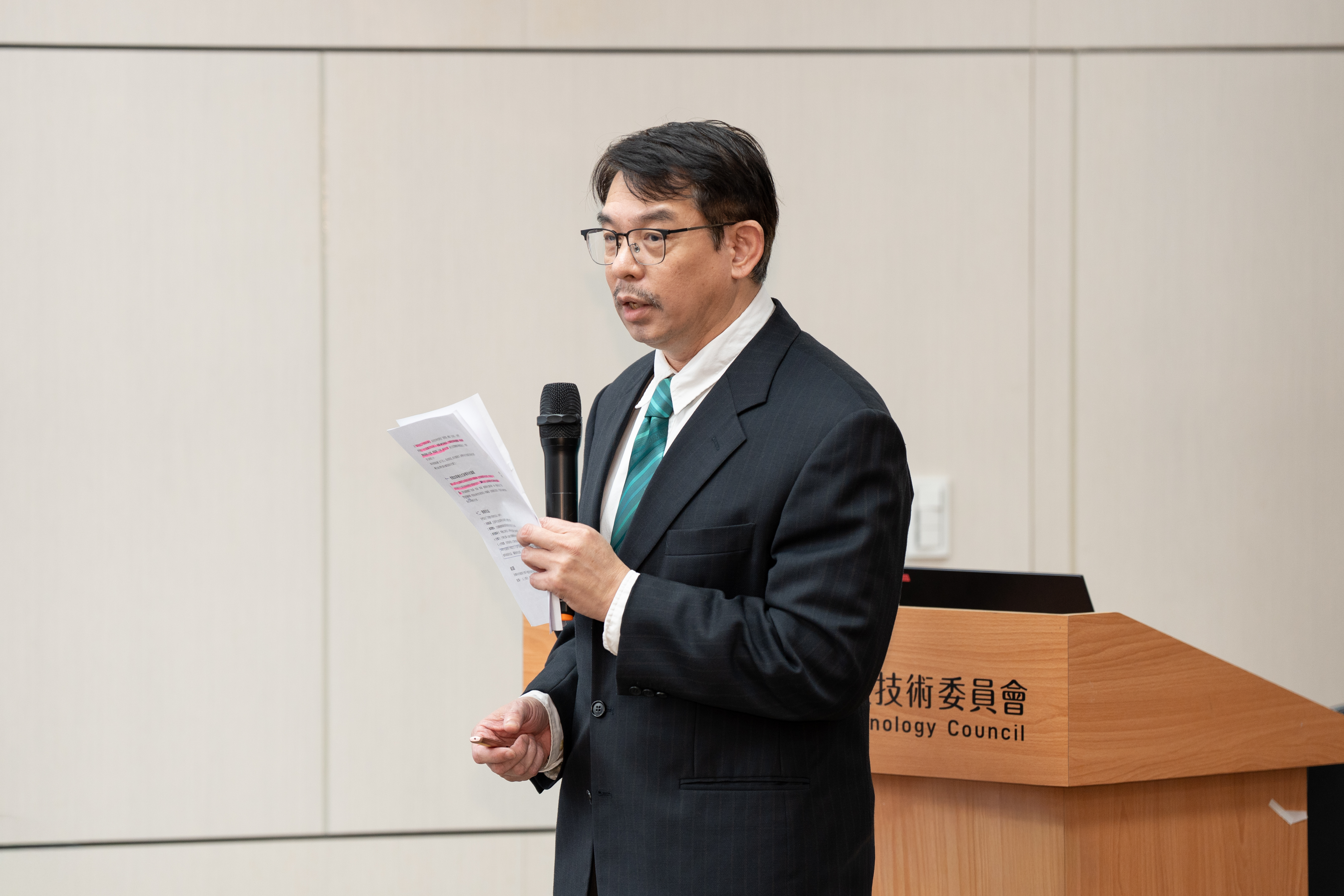 國科會科技辦呂佩融副執行秘書表示：沿襲「淨零科技方案(2023-2026年)」的推動策略，「淨零科技創新方案(草案)」將加強推動複合式科技議題。