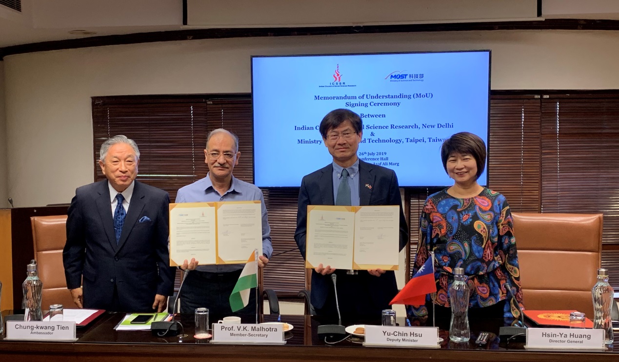 科技部與印度社會科學研究委員會(Indian Council Of Social Science Research, ICSSR)今(26)日於印度新德里簽署雙邊人文社會科學合作備忘錄(左起：駐印度代表處大使田中光、印度ICSSR次長Prof. Virendra Kumar Malhotra、科技部次長許有進、科技部科國司司長黃心雅)