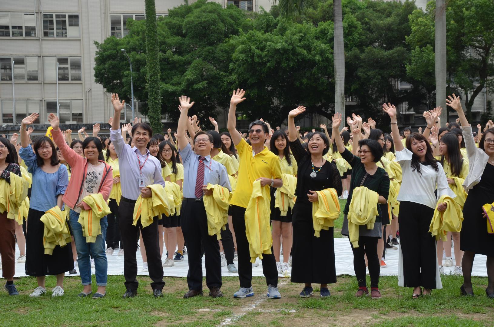 科技部長陳良基(圖中黃衣者)、景美女中校長黃贇瑾(圖中陳部長右邊)、國研院院長王永和(圖中陳部長左邊)、國研院太空中心主任林俊良(圖中王院長左邊)向空拍機及媒體攝影機揮手