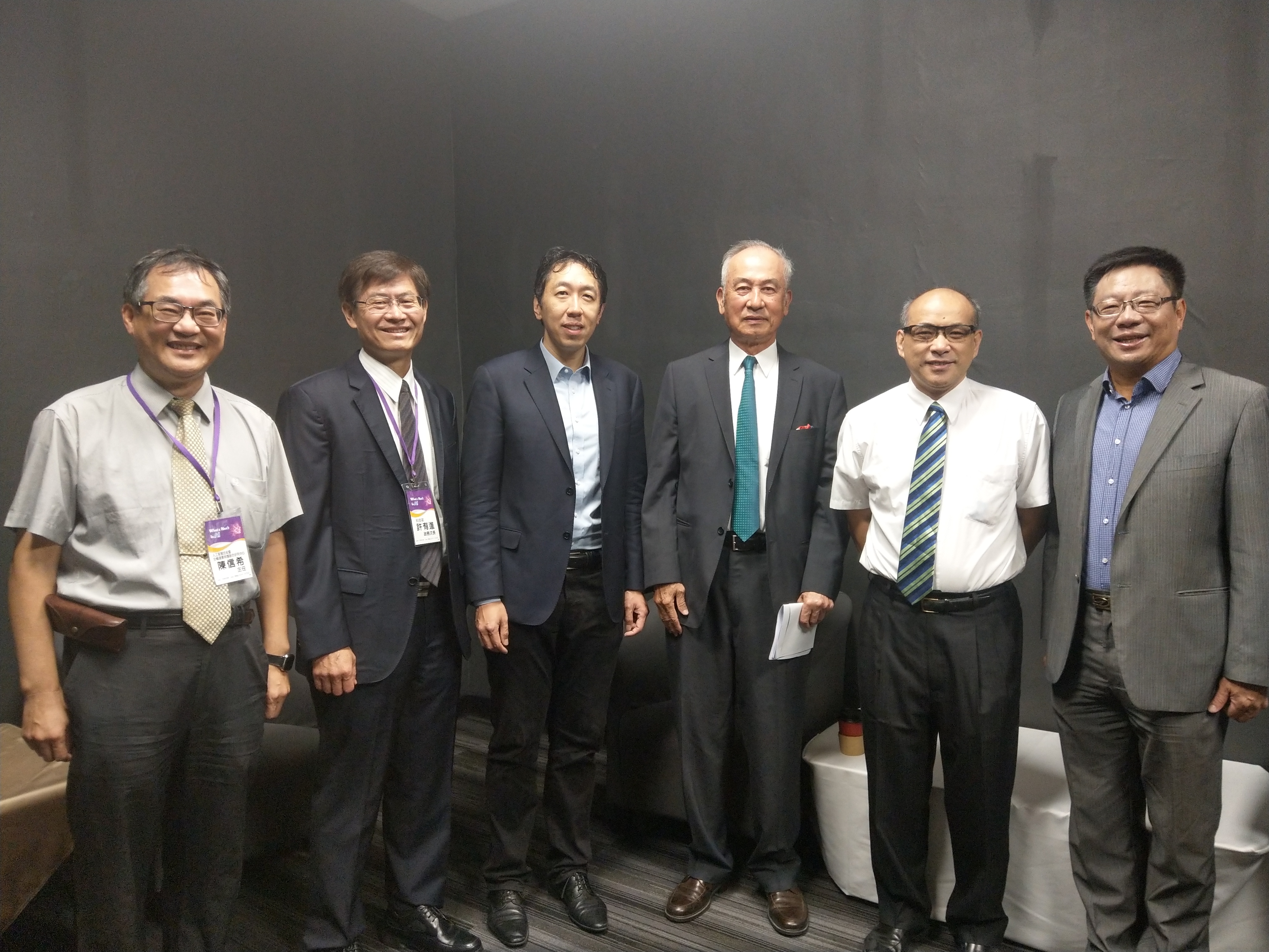合影左起為臺大AI中心陳信希主任、科技部 許有進次長、吳恩達博士、台杉投資吳榮義董事長、國家發展委員會 鄭貞茂副主委、台杉投資 翁嘉盛總經理