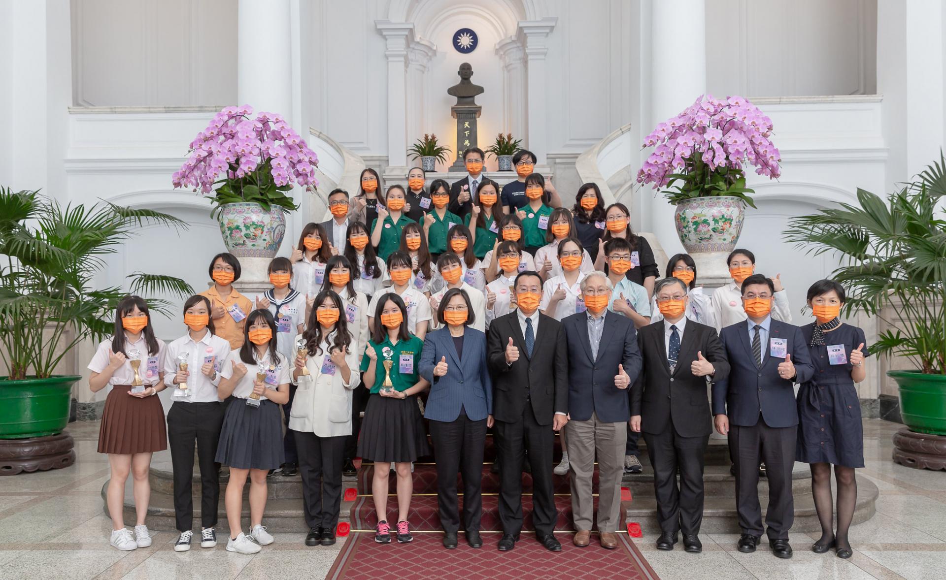 蔡英文總統及科技部吳政忠部長與2021 GiCS 第1屆尋找資安女婕思”創意發想賽”獲獎隊伍合影(照片取自總統府Flickr)