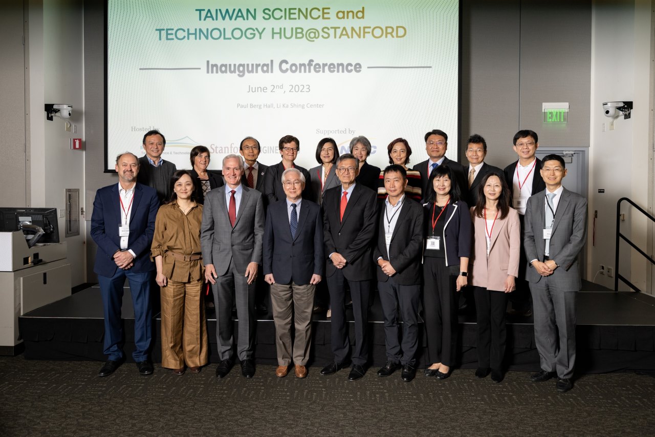 行政院政委兼國科會主委吳政忠(前排左4)及史丹佛大學校長Marc Tessier-Lavigne(前排左3)與Taiwan S&T Hub Inaugural Conference講者合影