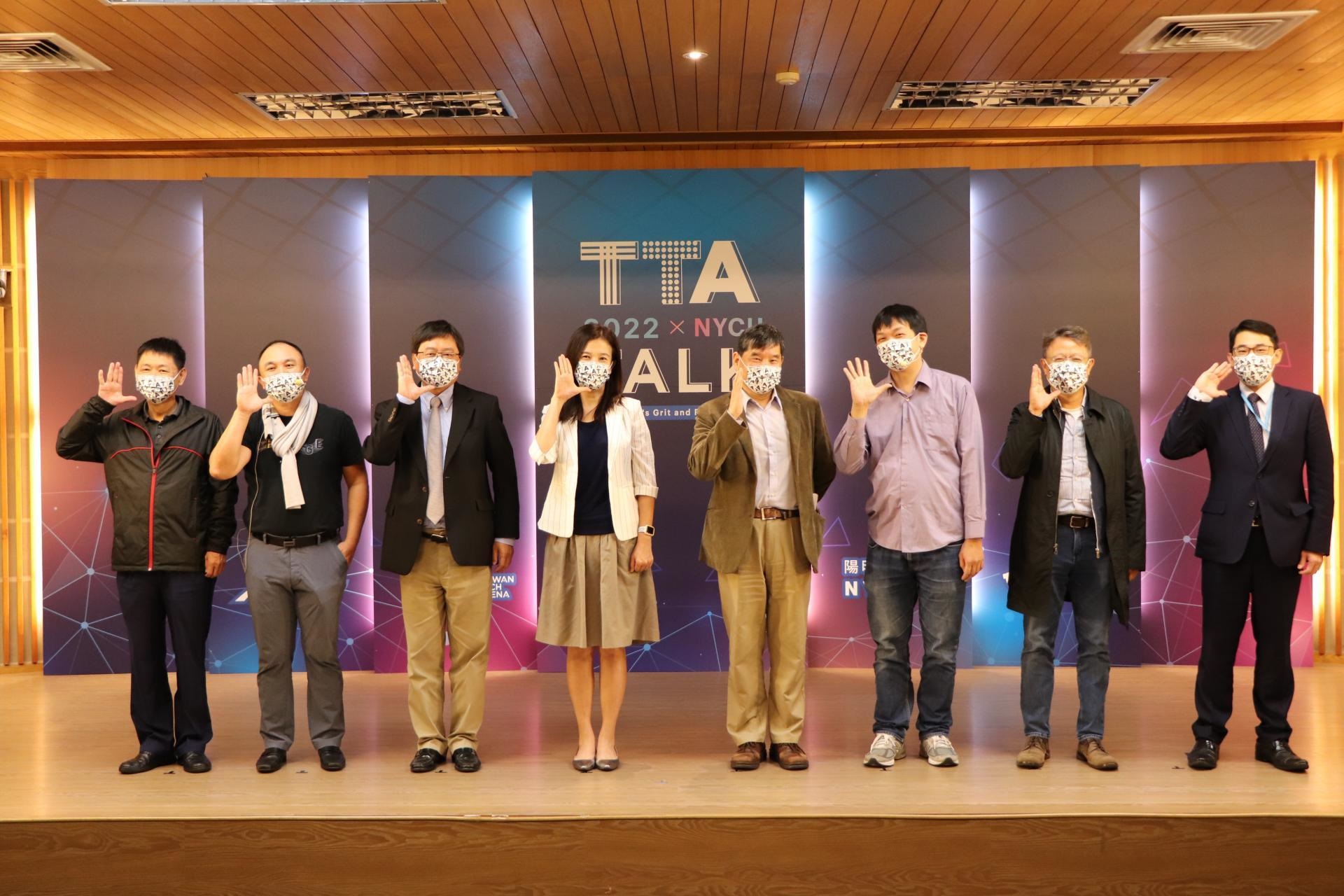 TTA TALK陽明交大場活動合影為科技部產學司許增如司長(左4)，與陽明交大校友會陳俊秀執行長(左起)、永聯物流開發張建泰執行長、竹科管理局王永壯局長、陽明交大李鎮宜副校長、沛星科技蘇家永技術長、IAPS黃經堯主任、工研院產服中心傅如彬副執行長