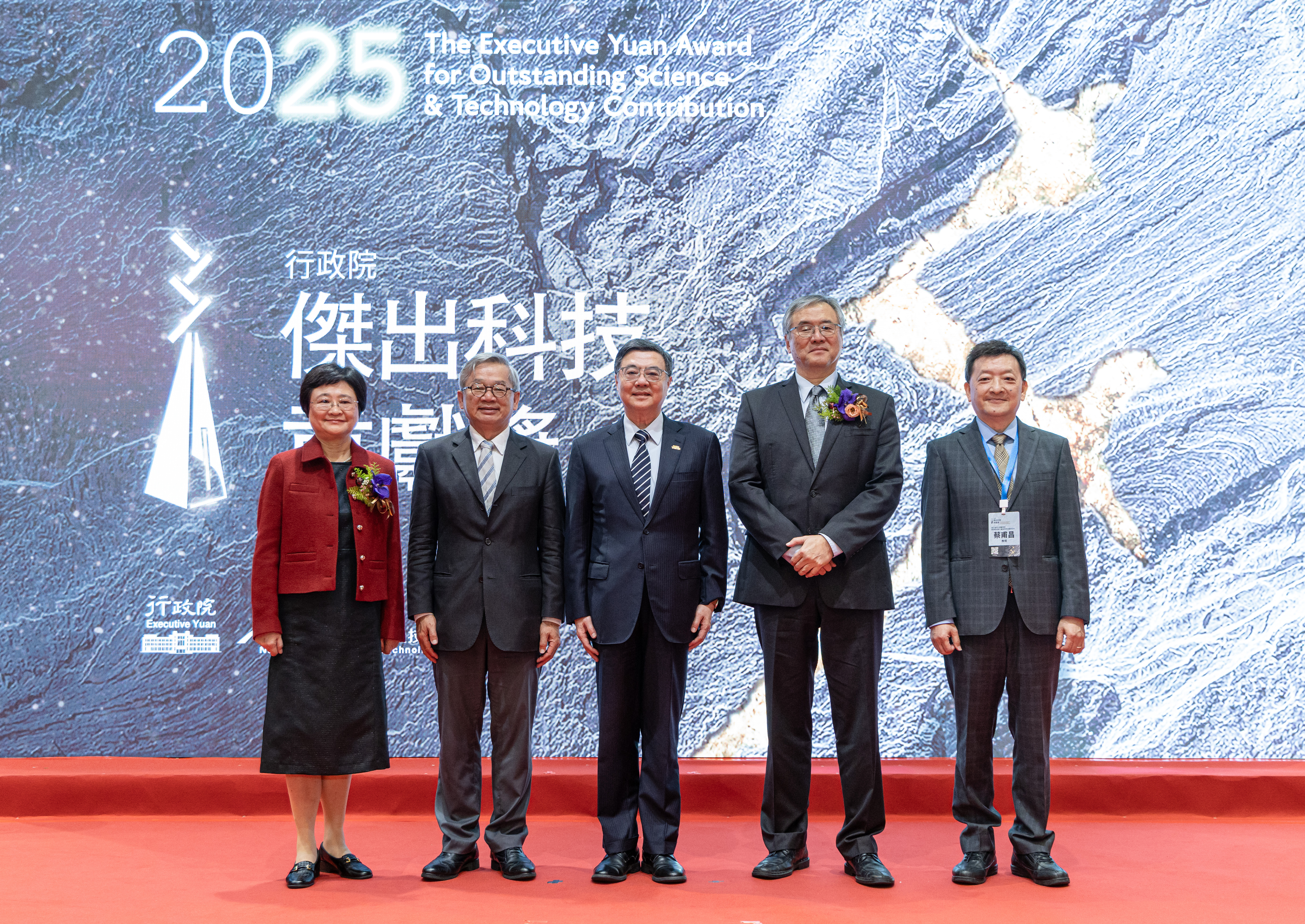 行政院頒發傑出科技貢獻獎，三組得獎人分別深耕工程科技、生物醫農、人文社會領域，對我國社會乃至全球發展形成關鍵的影響。 左起：中研院植微所特聘研究員林納生、國科會主委吳誠文、行政院長卓榮泰、台積電執行副總經理暨共同營運長米玉傑及代表陽明交大教育研究所周倩教授領獎的臺大醫學院教授蔡甫昌。