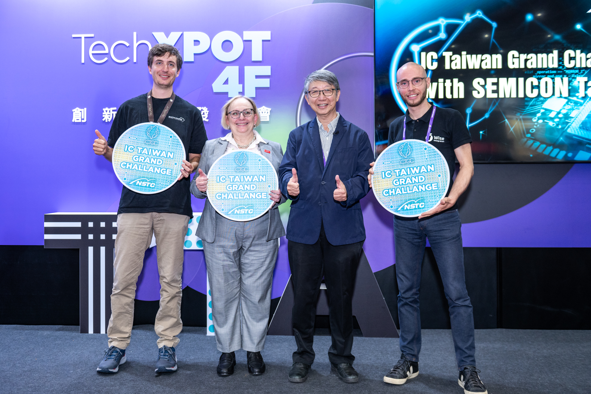 本次競賽由QuantumDiamonds、Blueshift Memory、WISE-INTEGRATION  3組國際新創取得晉級下一階段複審的資格 左起:QuantumDiamonds、Blueshift Memory、晶創競賽評審委員總召(台大教授)楊光磊、WISE-INTEGRATION