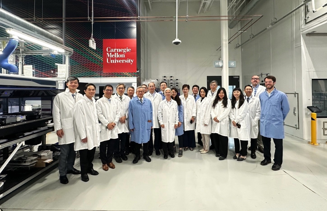 圖二：國科會吳主任委員參訪卡內基美隆大學(CMU) AI Science Foundry。