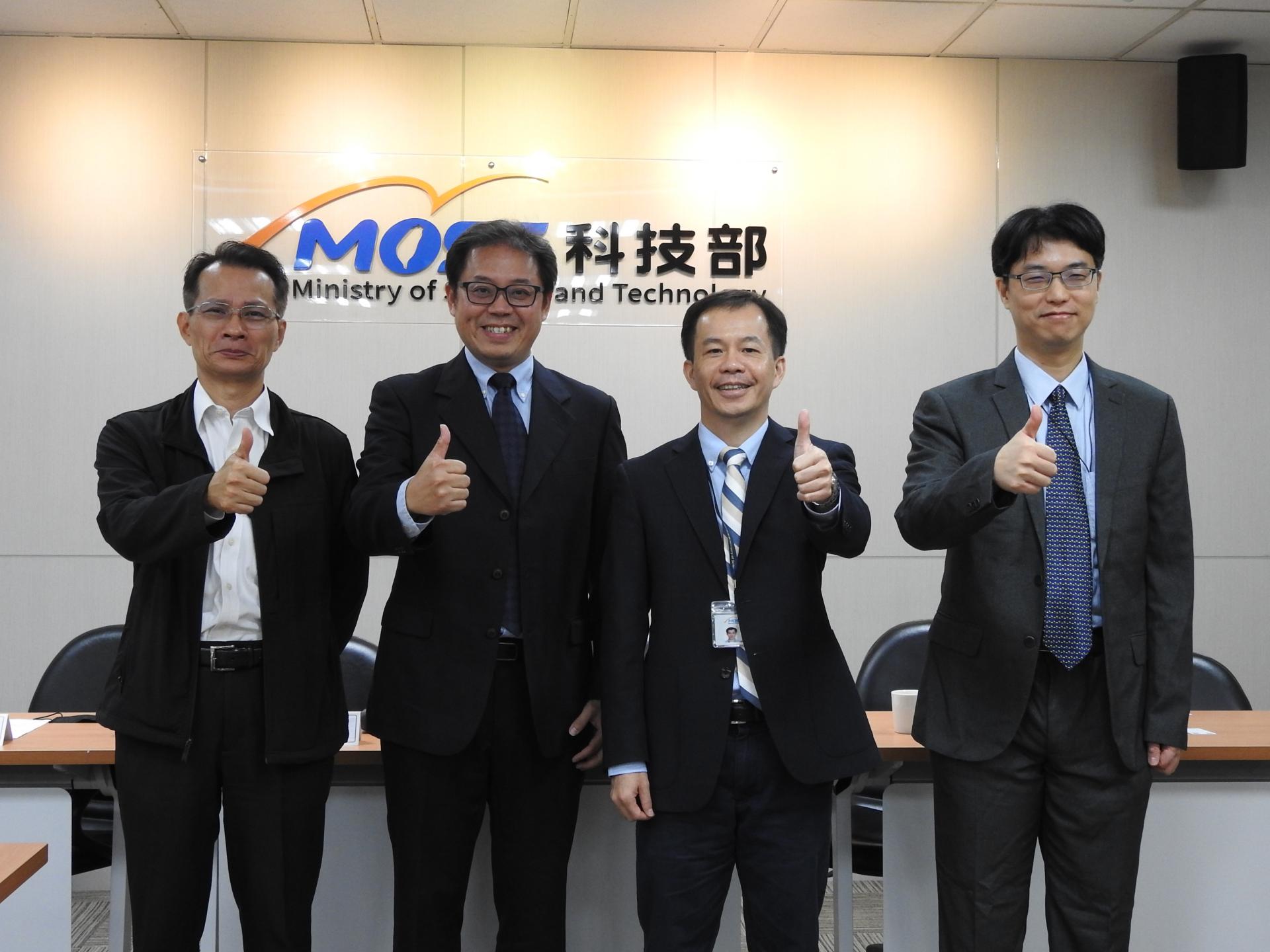 合影左起為研華科技楊瑞祥技術長、國立交通大學資訊工程學系曹孝櫟教授、科技部工程司徐碩鴻司長、「數位經濟技術創新研發與應用」計畫辦公室楊得年領域召集人