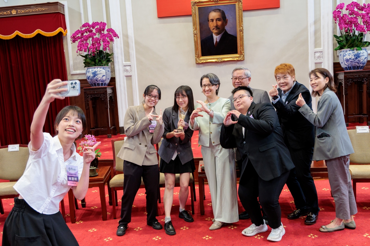 圖四：蕭美琴副總統、吳誠文主委與女婕思同學們自拍合影。
