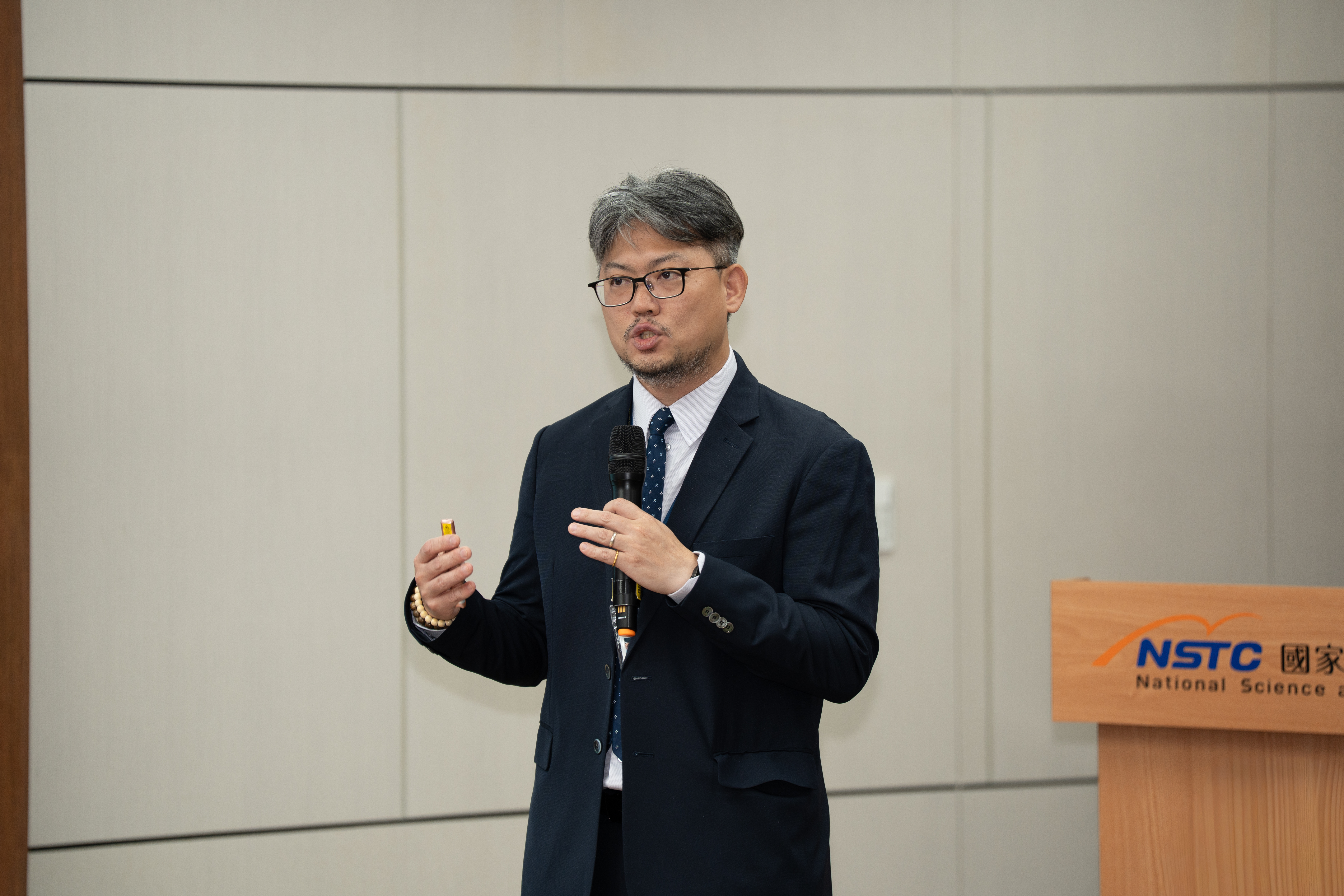 國科會科技辦邱維辰副執行秘書報告海洋科技與產業發展方案，以科技導入為核心動能，全面提升國家整體競爭力與永續發展韌性，期能達致海域安全科技化、海洋產業智慧化、海洋文化生活化。