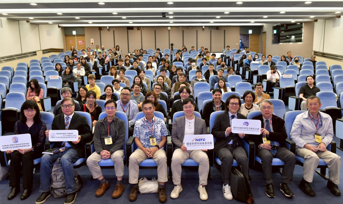 今(8)日RIANS國際研討會，由中央研究院陳儀莊特聘研究員（左1）主持，國科會陳炳宇副主委（左6）代表出席，與國內、外學者交流，探討腦科技結合人工智慧的發展策略