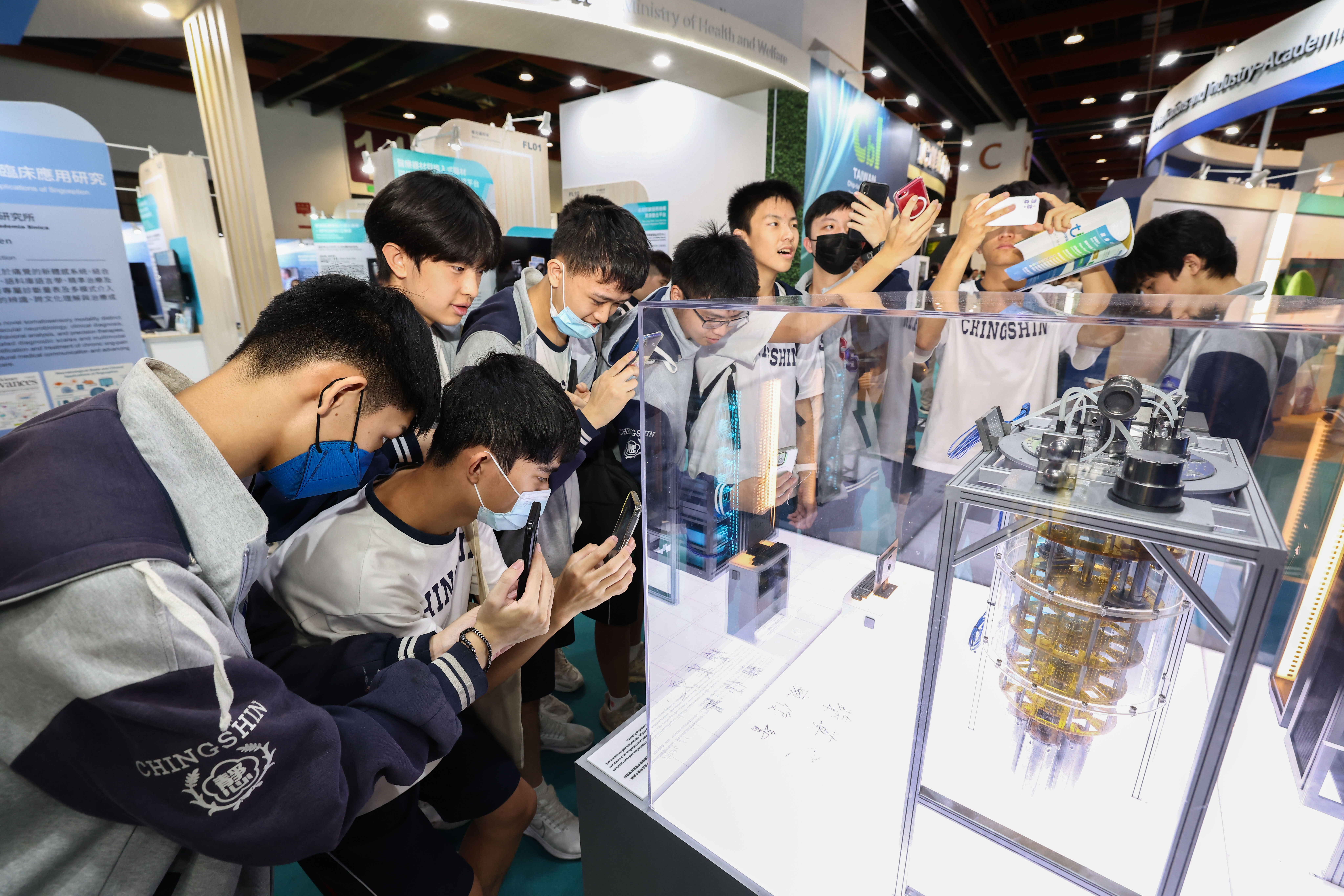 未來科技館展出前瞻科研成果，吸引高中及大專院校學子參觀體驗。