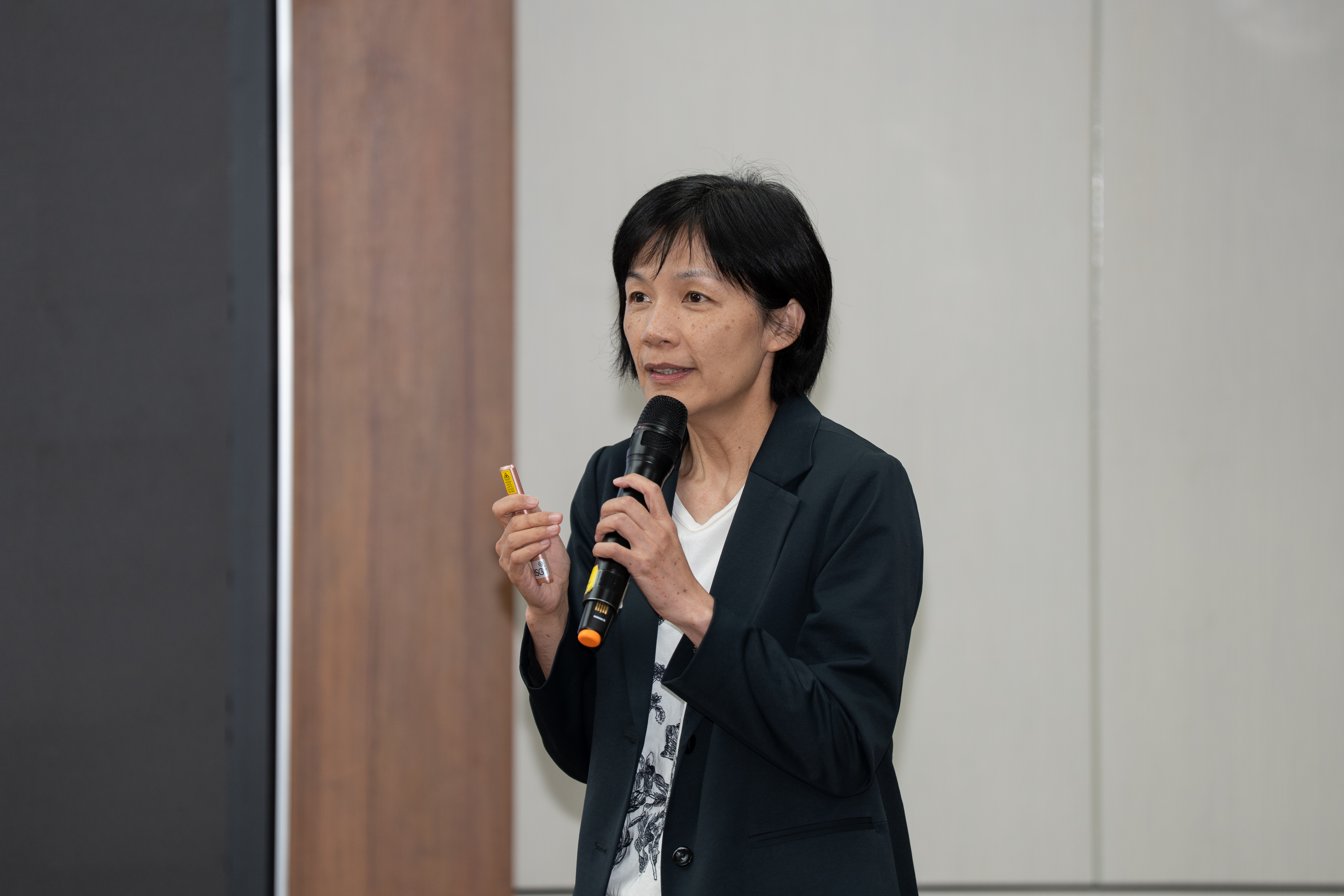 國科會前瞻處蔡妙慈處長說明，我國政府科技預算10年來成長近56%，除鞏固科研及算力基建，在前瞻科技與創新應用上更累積亮眼成果，高科技產業推升經濟成長率更創新高。