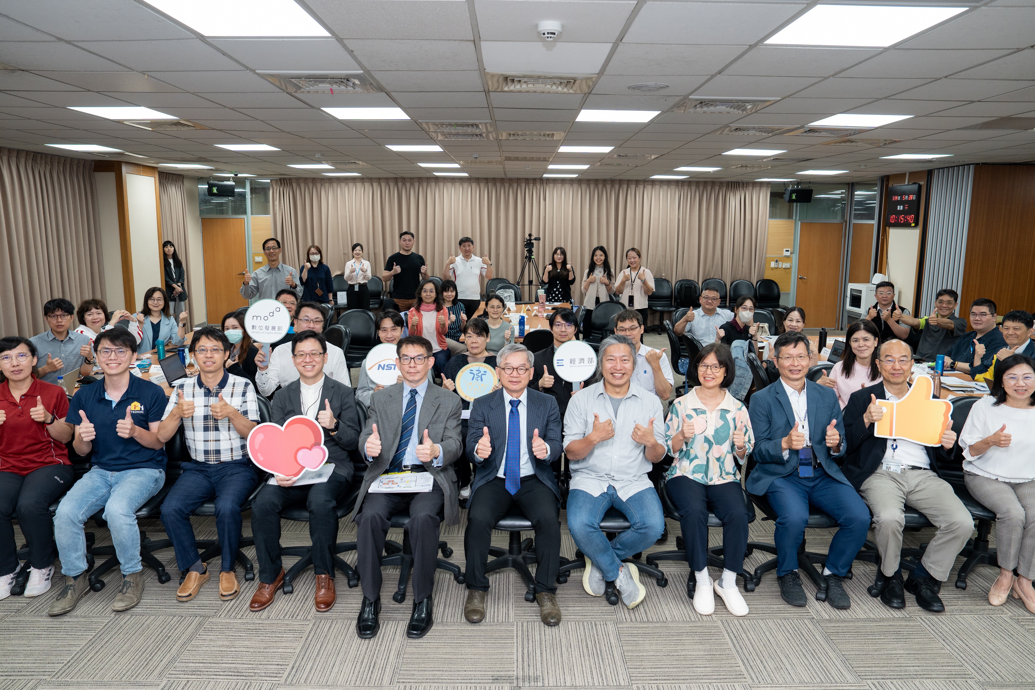 本次工作坊由國科會主辦，邀集經濟部、衛福部、數發部與第一線醫護代表齊聚，透過科技與醫護的對話，共同探討以科技輔助基層醫護服務，同時結合家戶需求拓展市場，進而帶動生醫產業發展與創新。左起奇美醫院整合醫療中心李瑞琦組長、好所宅診所黃子華所長、台灣在宅醫療學會余尚儒榮譽理事長、國科會科技辦公室王建朗組主任、國科會科技辦公室呂佩融副執行秘書、行政院吳誠文政務委員兼國科會主委、台灣在宅醫療學會陳英詔理事長、都蘭診所楊斐卿護理長、科技政策諮詢專家室林啟萬領域專家、國科會生科處楊台鴻處長、國科會科技辦公室徐雅芬副組主任。  