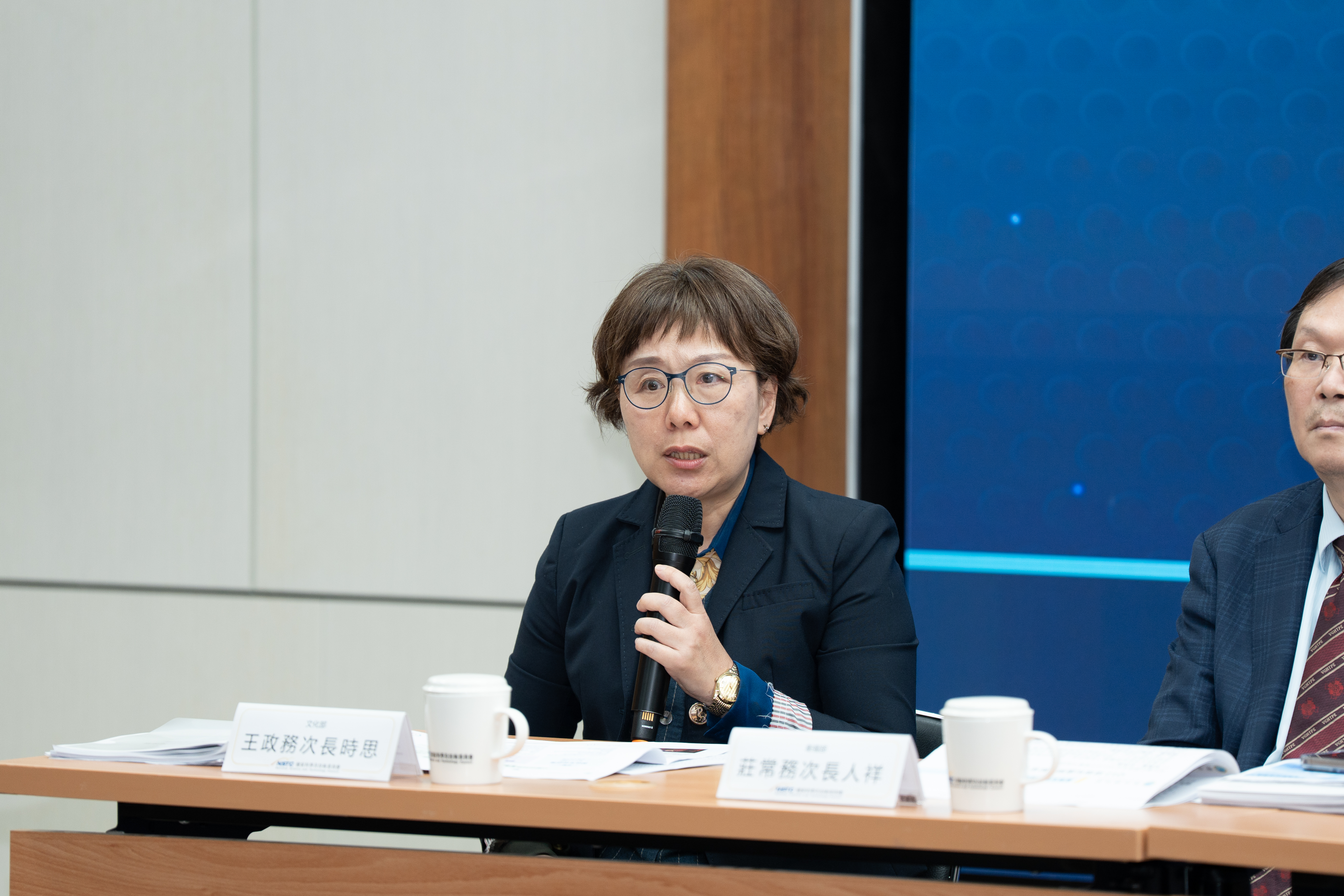 文化部王時思政務次長補充說明，現在的文化內容產業來說是一個重大範型轉移的時代，體現在文化內容的展演形式、創作形式、民眾觀賞形式及產製形式。