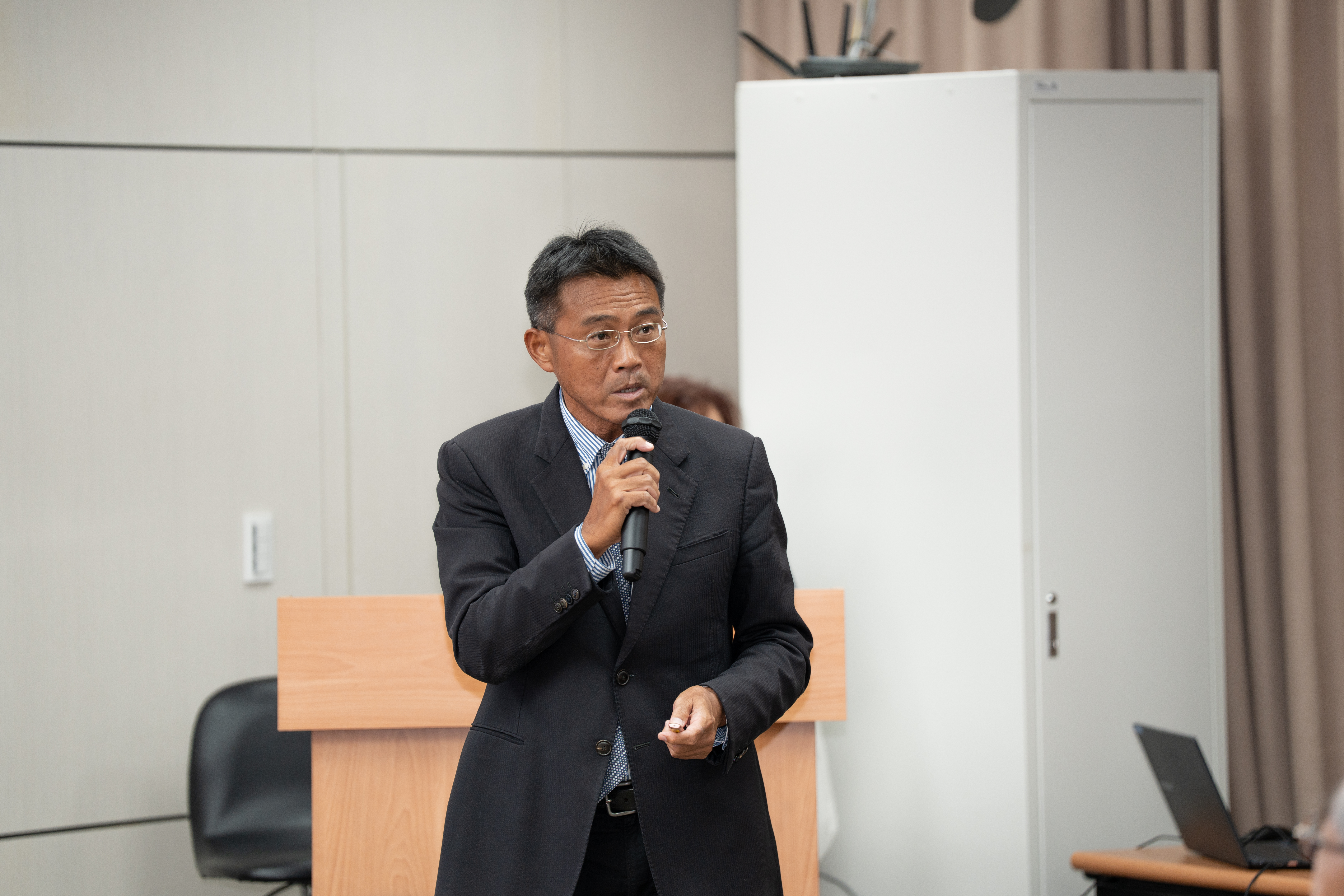 經濟部中小及新創企業署李冠志署長簡報說明，經濟部全方位協助中小企業穩健經營基盤，創新商業模式，讓中小企業提升生產及營運效率，促進產業升級。