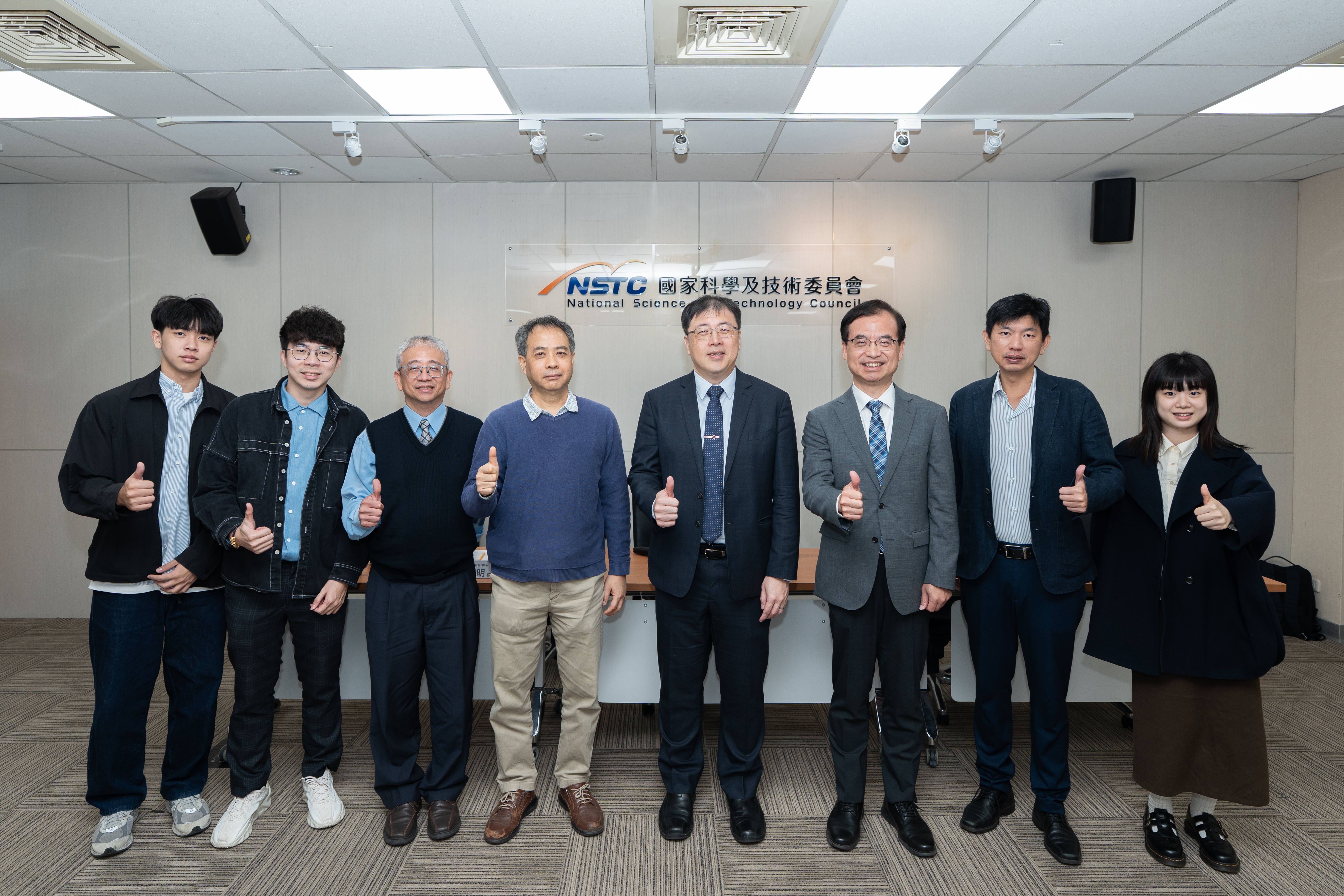 在國科會補助支持下，國立中央大學氫能研究中心曾重仁主任研究團隊，成功研製出較低溫下高效運作、同時兼具穩定與耐用的電極與電解質材料，並建立能讓反應更順暢的「多孔結構」，顯著提升單電解器效能，降低製氫所需電力。  左3起為元智大學化學工程與材料科學系洪逸明教授、中研院原子與分子科學研究所陳賜原研究員、工程處洪樂文處長、中央大學氫能研究中心曾重仁主任、中央大學材料科學與工程研究所李勝偉特聘教授