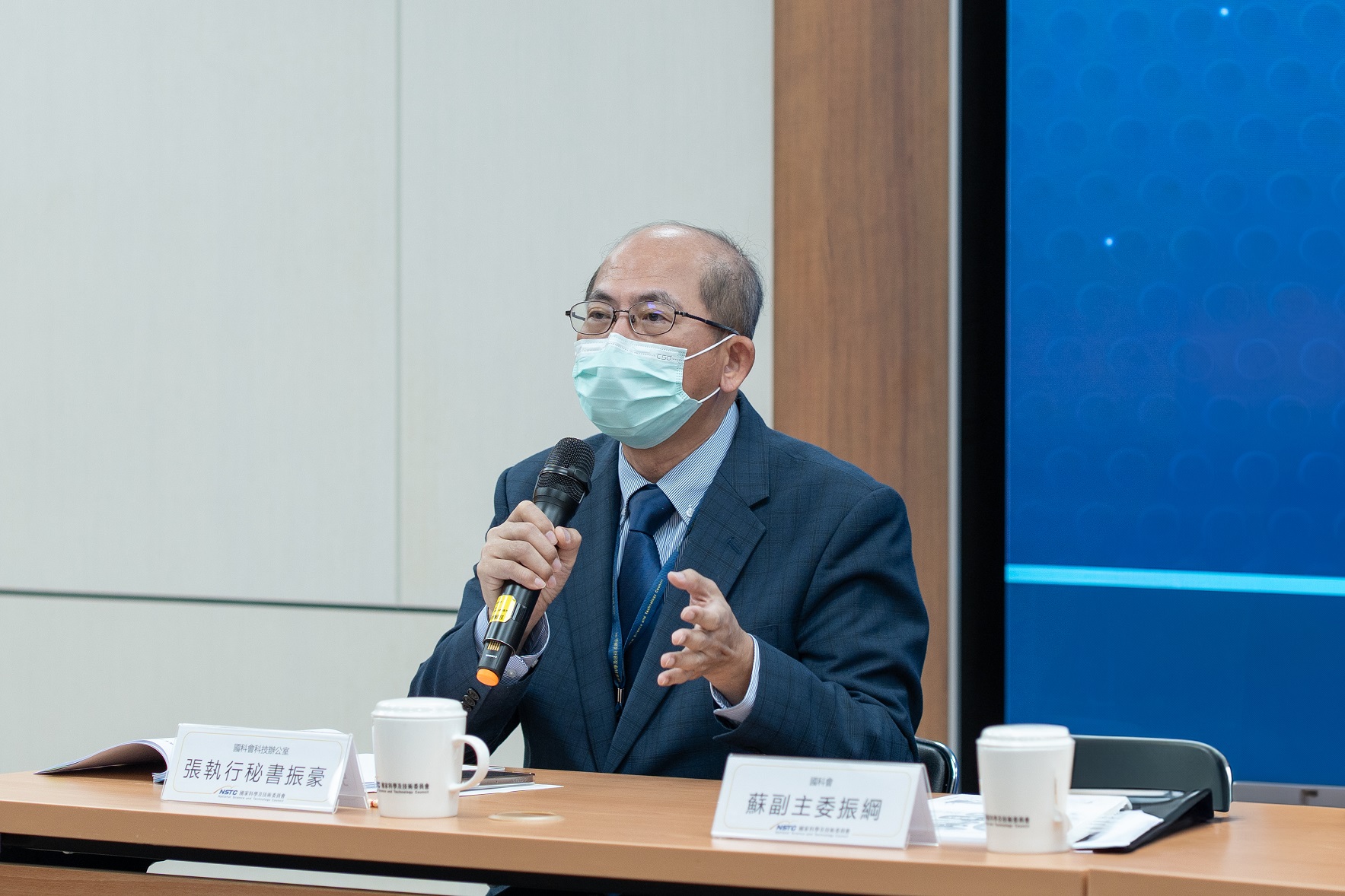 國科會科技辦公室張振豪執行秘書於會中報告，「晶片驅動臺灣產業創新方案」自2024年啟動，聚焦半導體與AI雙核心發展，預計2030年前將運算核心擴充至24,000核心。