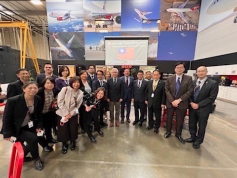 科技部部長吳政忠率團參訪Virgin Orbit合影