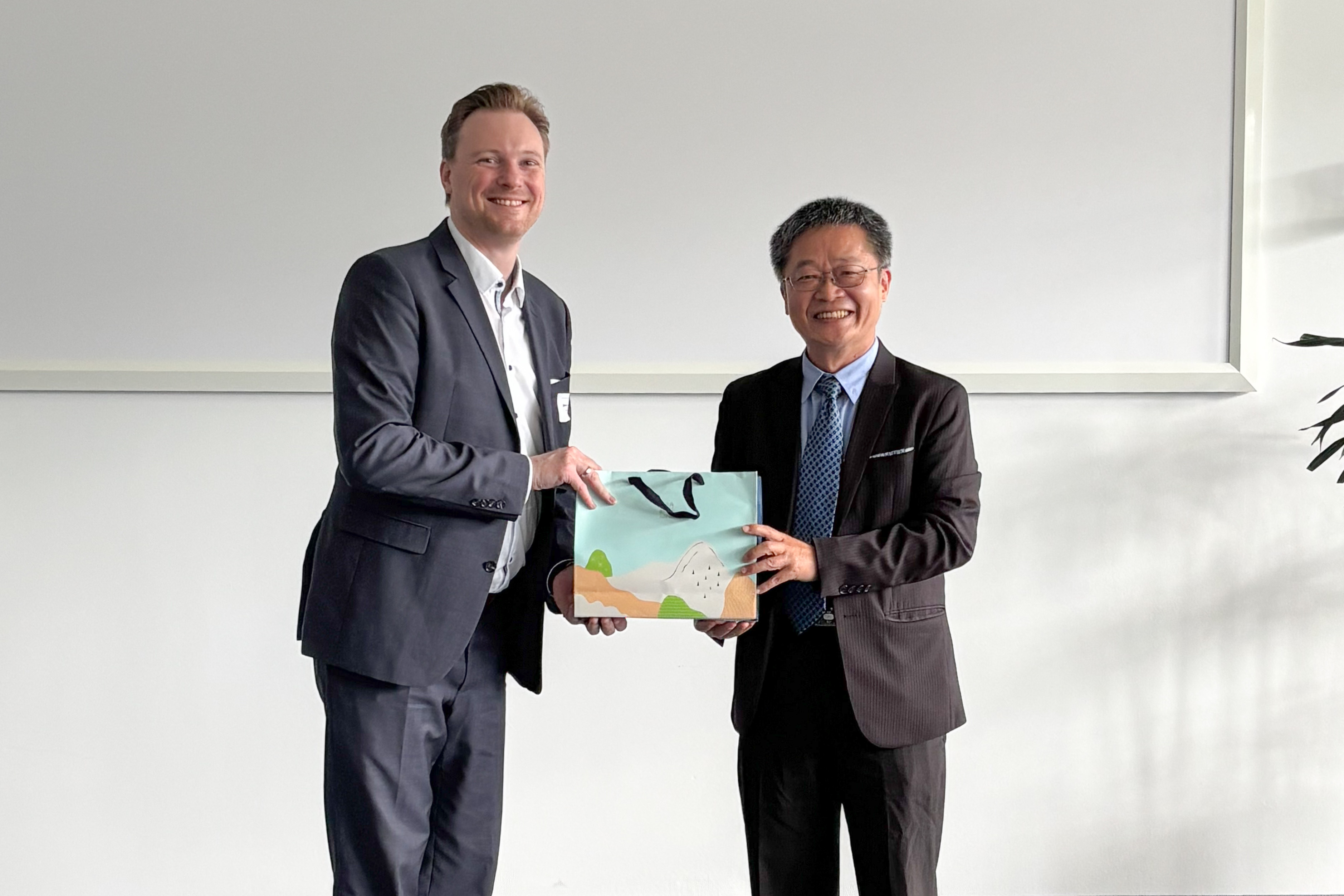 (左)德國聯邦研究、科技及太空部代表Dr. Stefan Jung及(右)國科會科國處處長李旺龍