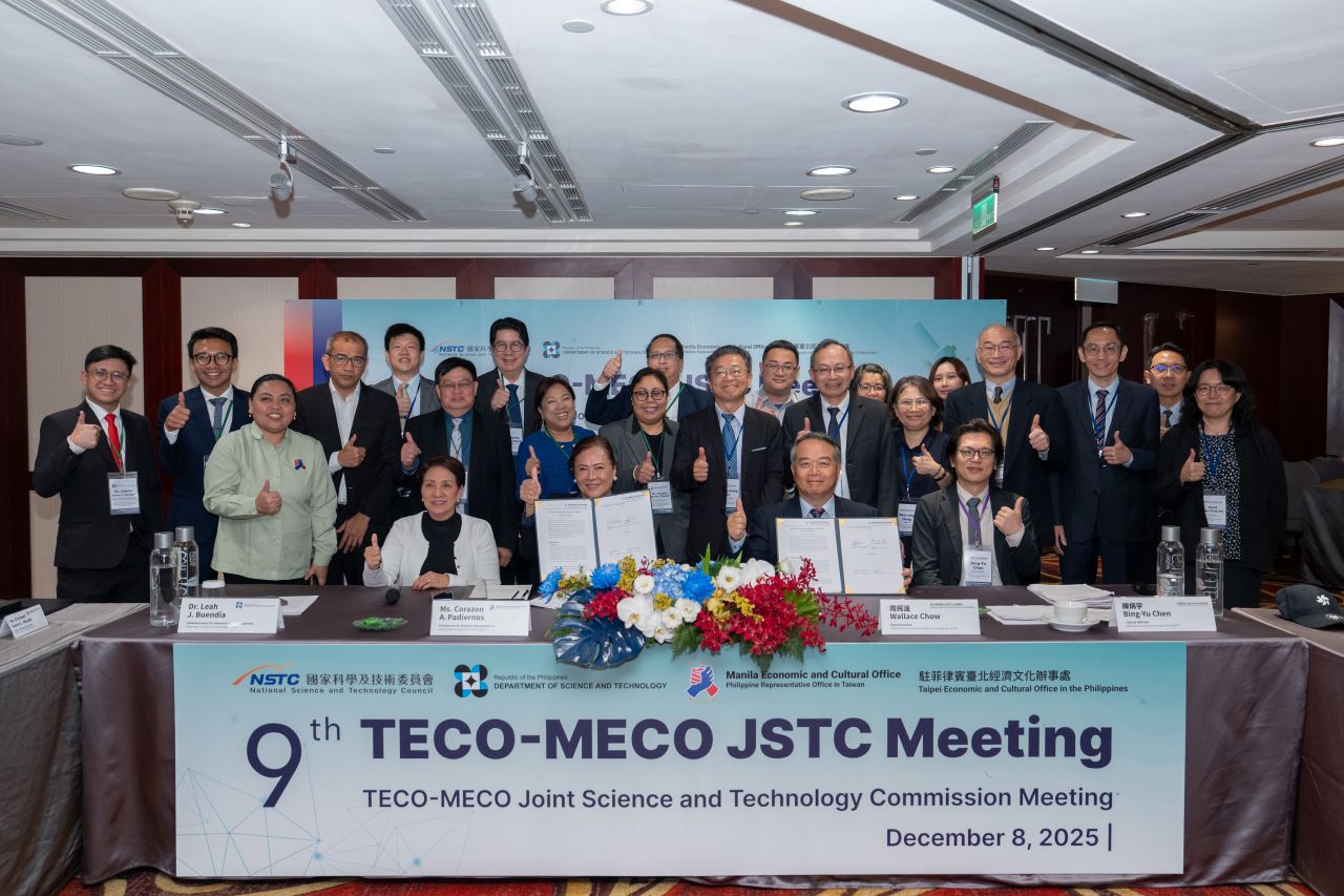 駐菲代表處大使周民淦(前排右2)與馬尼拉駐臺辦事處代表Corazon A. Padiernos(前排左2)共同簽署會議紀錄。