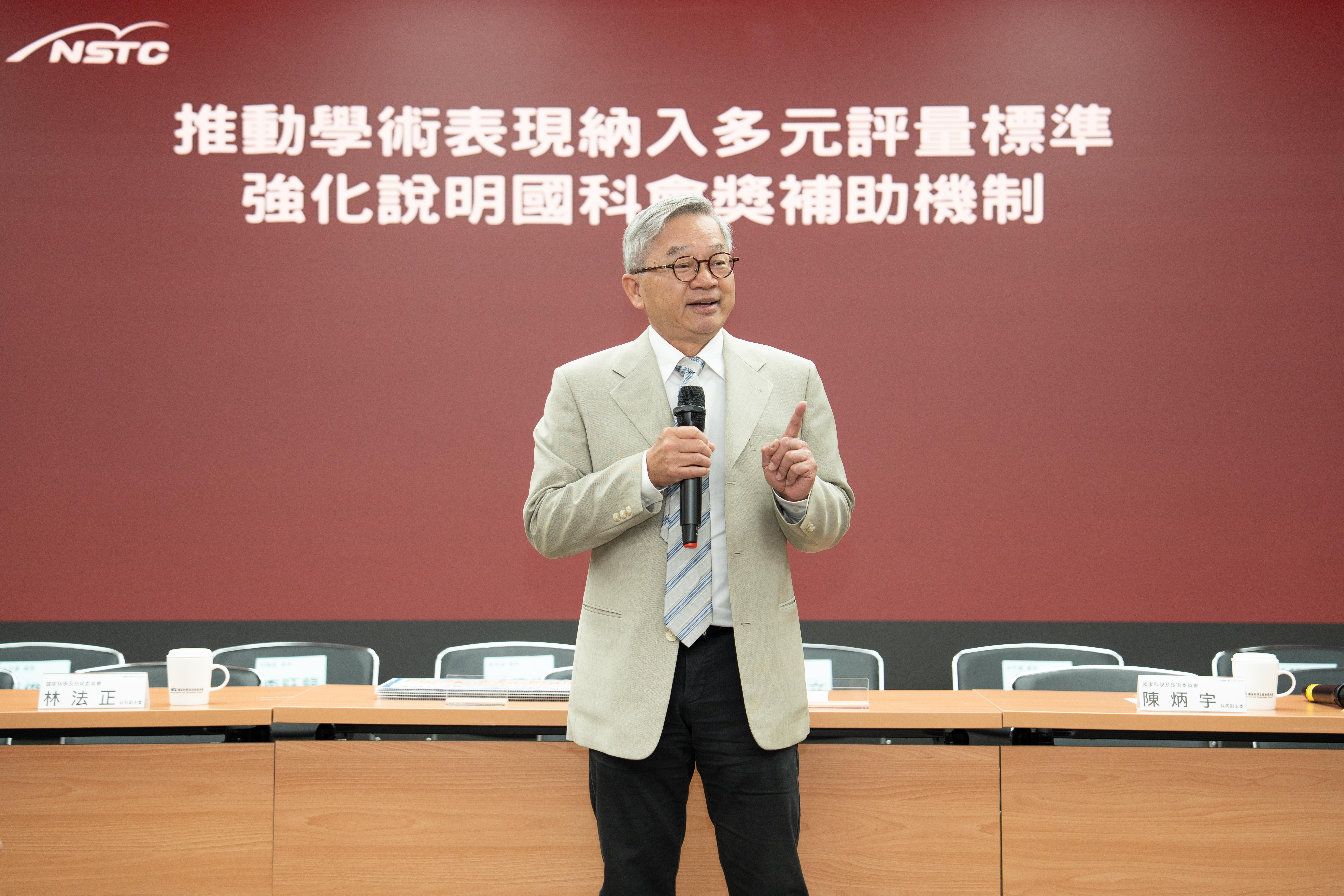 國科會主委吳誠文指出，科研成就不應僅以量化發表數值評斷，而應著眼於研究品質、原創性及其長期學術與社會影響。