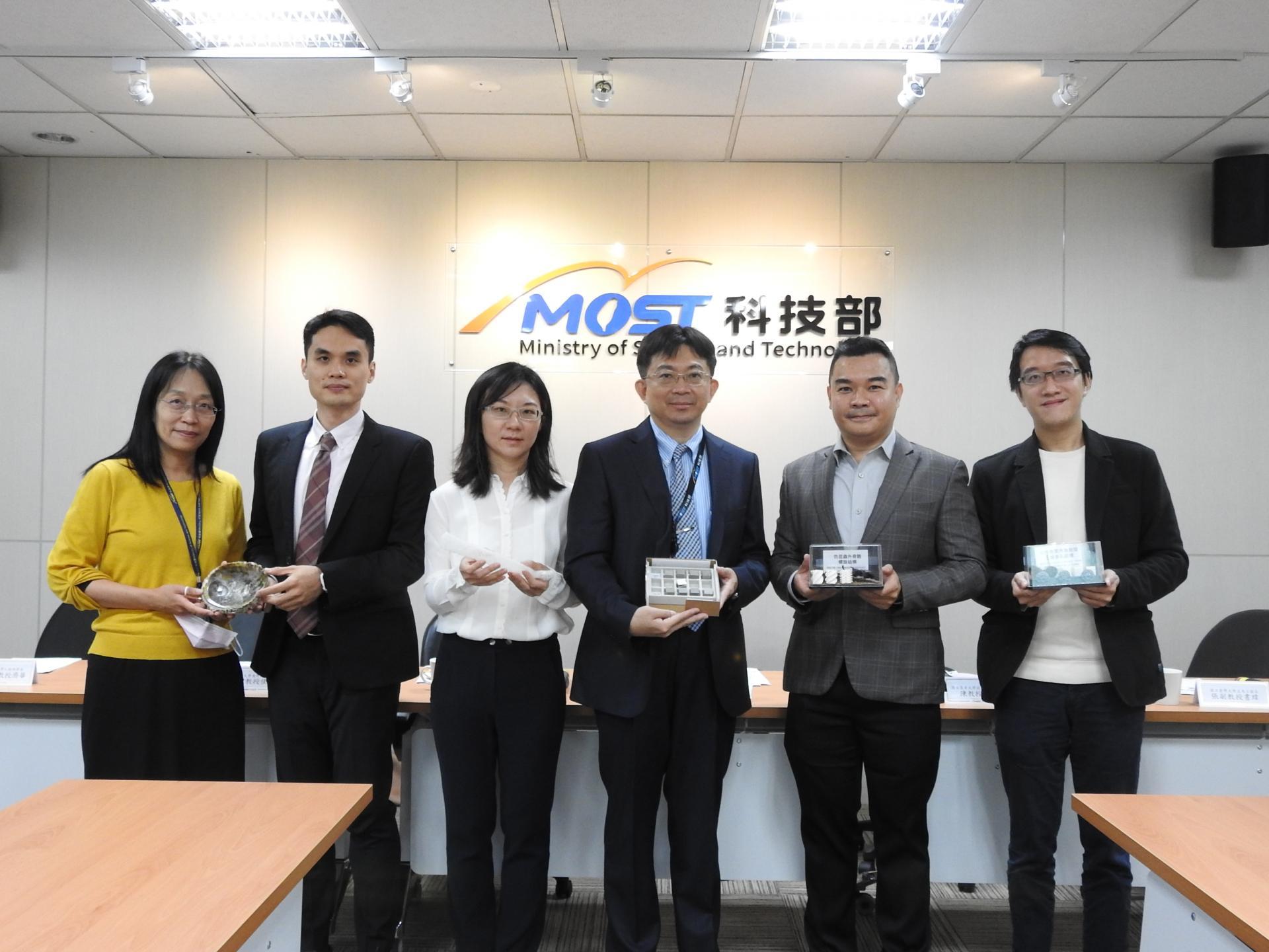 合影圖說左起為科技部工程司郭箐副司長、國立成功大學工程科學系游濟華助理教授、國立台灣大學應用力學所周佳靚助理教授、科技部工程司李志鵬司長