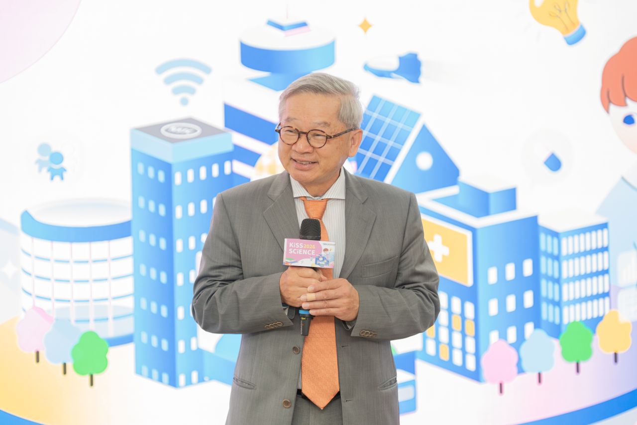 吳誠文主委表示，今年「Kiss Science」規格升級，解鎖逾百個科研場域，並首度亮相34個隱藏場域，更推出「科學走讀」與「高中生探索營隊」。吳主委特別感謝產官學研及企業長期支持科普推廣，串聯全臺資源讓科學更親民有趣。