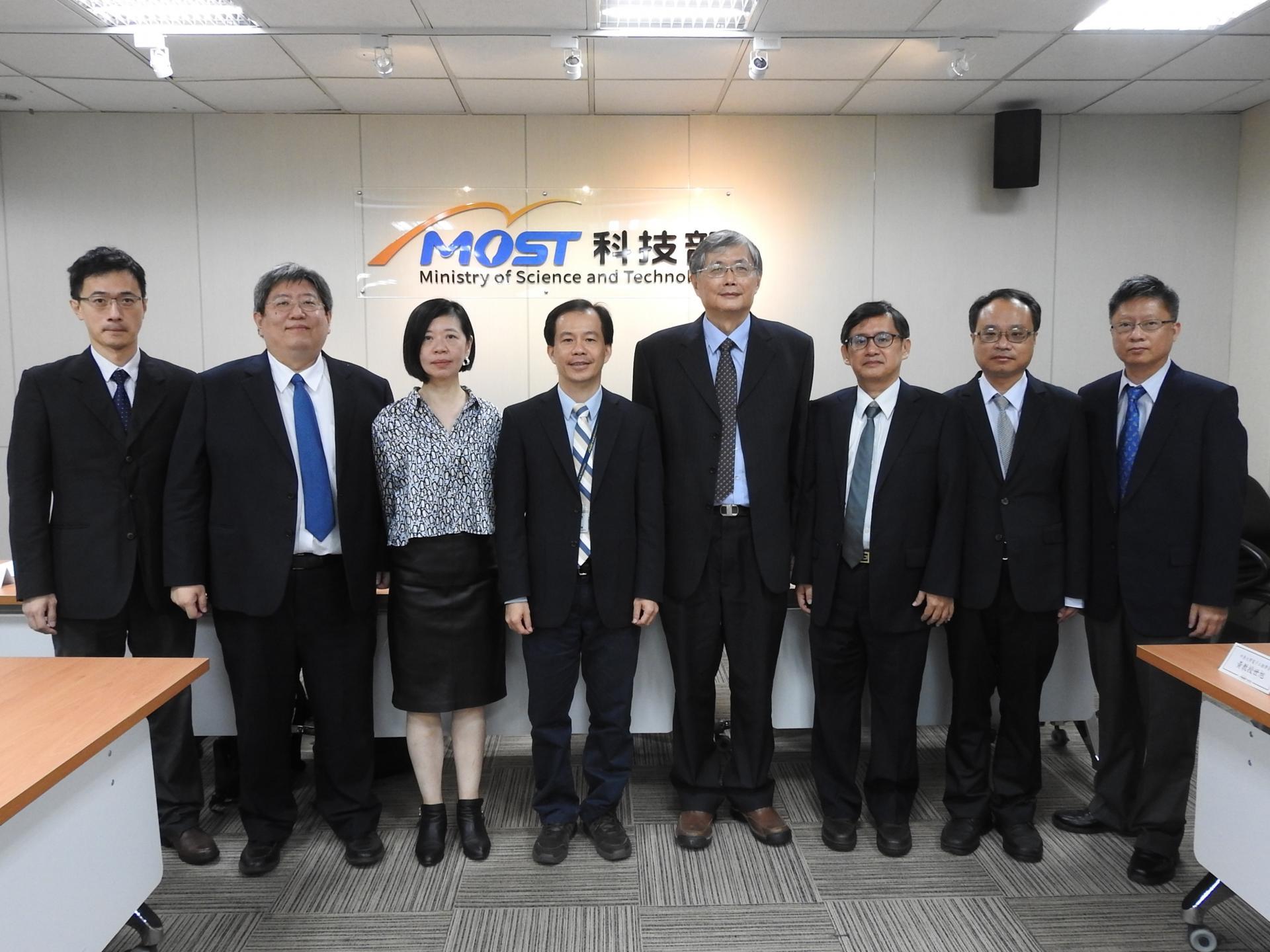 合影左起為交通大學資訊工程學系助理教授吳凱強、交通大學電子研究所教授黃俊達、半導體射月計畫主軸召集人楊佳玲教授、科技部工程司司長徐碩鴻、清華大學資訊工程學系教授林永隆、清華大學資訊工程學系教授王廷基、中原大學電子工程學系教授黃世旭、中原大學資訊工程學系副教授鄭維凱