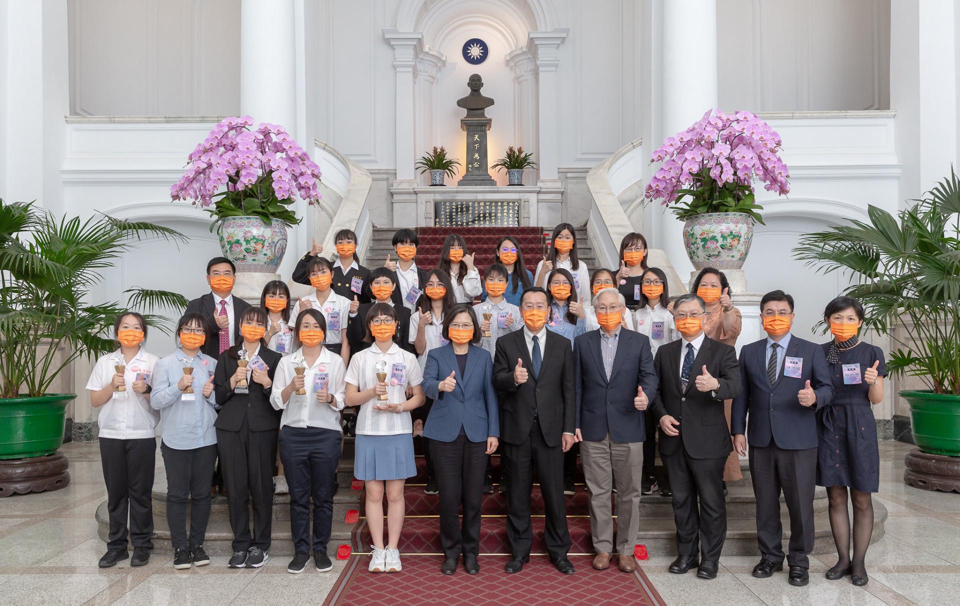 蔡英文總統及科技部吳政忠部長與2021 GiCS 第1屆尋找資安女婕思”資安闖天關”獲獎隊伍合影 (照片取自總統府Flickr) 