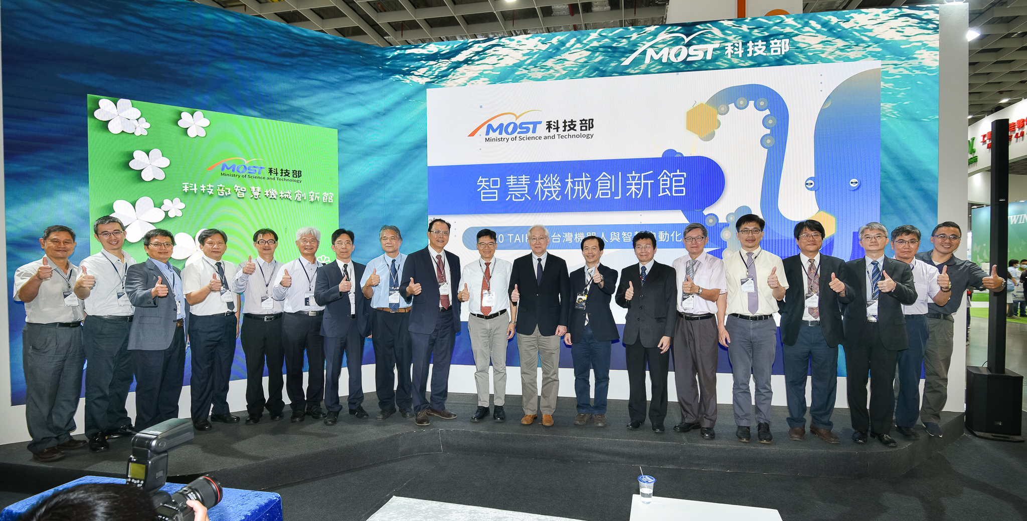 科技部智慧機械創新館開幕儀式合影，科技部吳政忠部長(右9)、科技部工程司徐碩鴻司長(右8)、國家實驗研究院林博文代理副院長(右7)、國研院儀科中心楊燿州主任(右10)及參展各計畫團隊主持人
