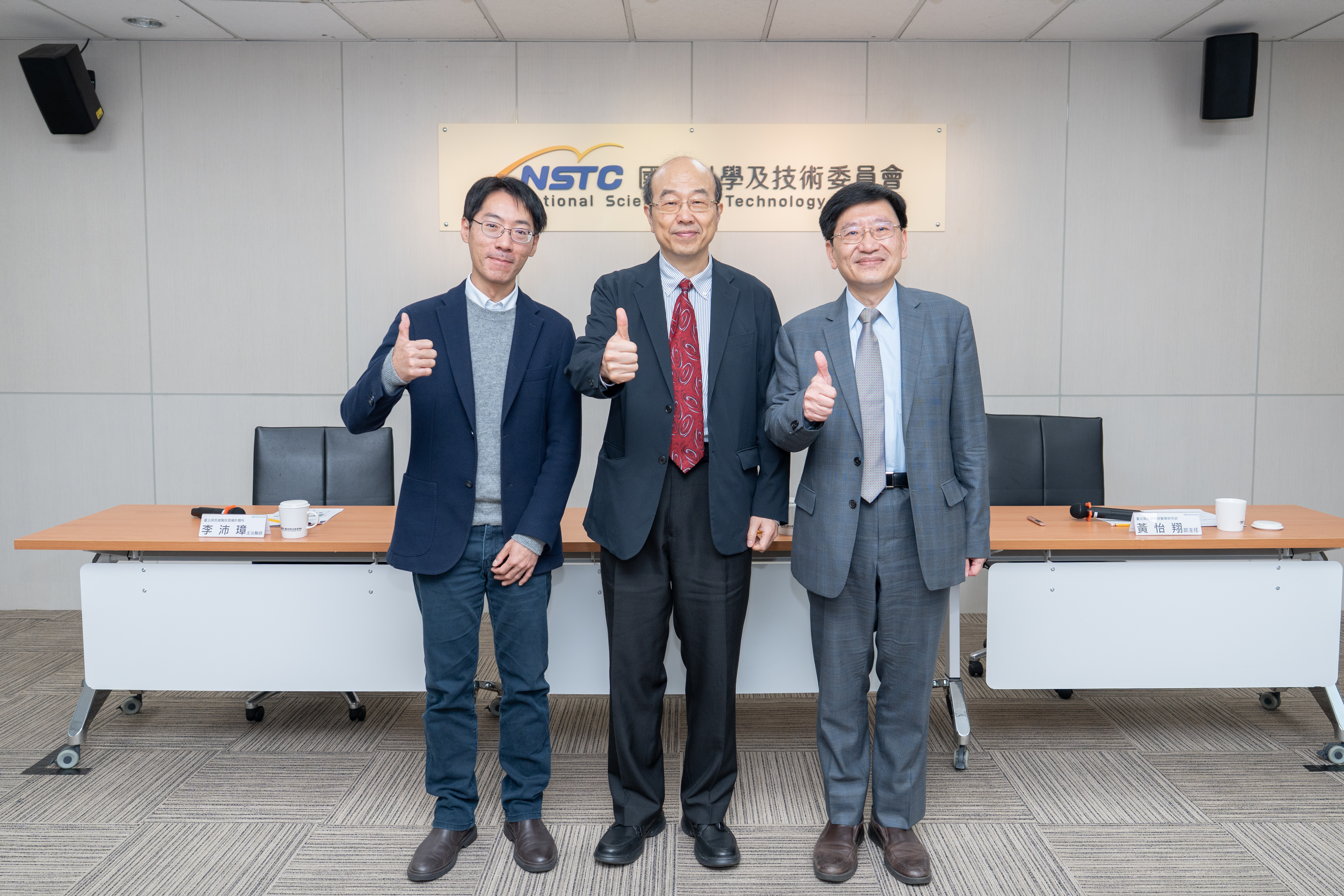 在國科會長期補助支持下，臺北榮民總醫院醫學研究部黃怡翔部主任研究團隊，首次發現不論肝癌病因為何，腸道菌群產生的共同糞便代謝物「乙酸」，可預測免疫合併治療成效。左起為臺北榮民總醫院胃腸肝膽科李沛璋主治醫師、生科處楊台鴻處長、臺北榮民總醫院醫學研究部黃怡翔部主任