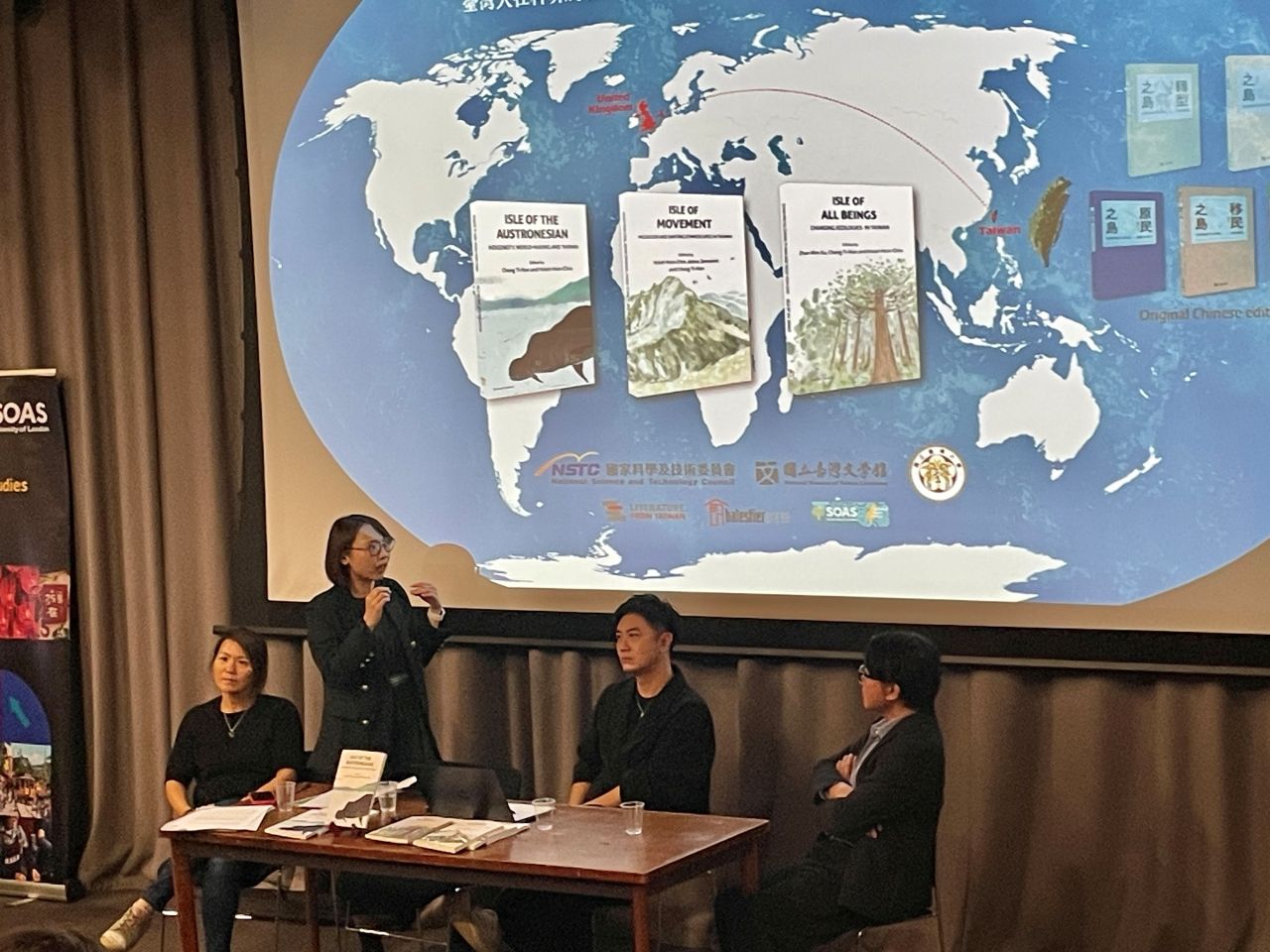 英文版主編謝欣芩副教授分享系列選編與翻譯歷程，以及過程中面臨的挑戰。 (左起)共同主編倫敦大學亞非學院臺灣研究中心副主任張迪涵、英文版主編謝欣芩副教授、作家馬翊航、英國 Balestier Press 總編輯童若軒。