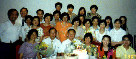 1993年7月，謝貴雄處長歸建，林仁混處長上任時，同仁聚餐後合影。 當天也是謝處長的生日。