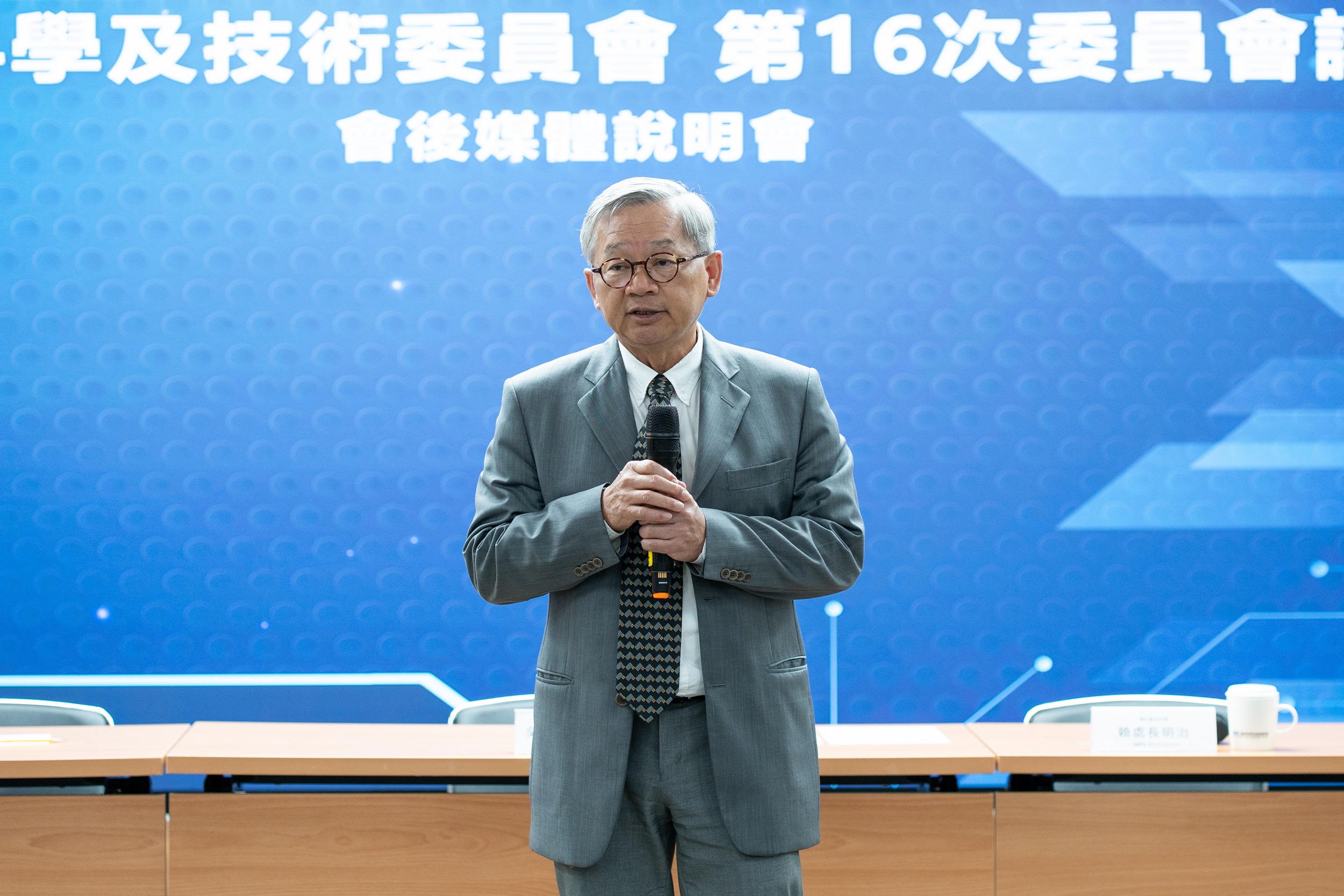 國科會吳誠文主委表示，科技預算是全政府的戰略性投資，期未來科技預算維持穩定成長，國科會將攜手產官學界，共同實現「行行有智慧、人人用AI」願景，打造臺灣成為人工智慧之島。
