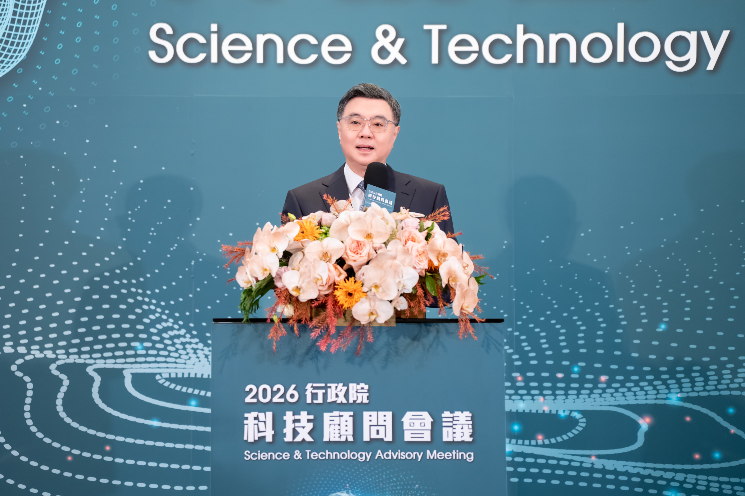 行政院卓榮泰院長於2026年行政院科技顧問會議中表示，今年會議主題與AI新十大建設的方向契合，期待透過顧問會議的建議能夠引領臺灣繼續前行。