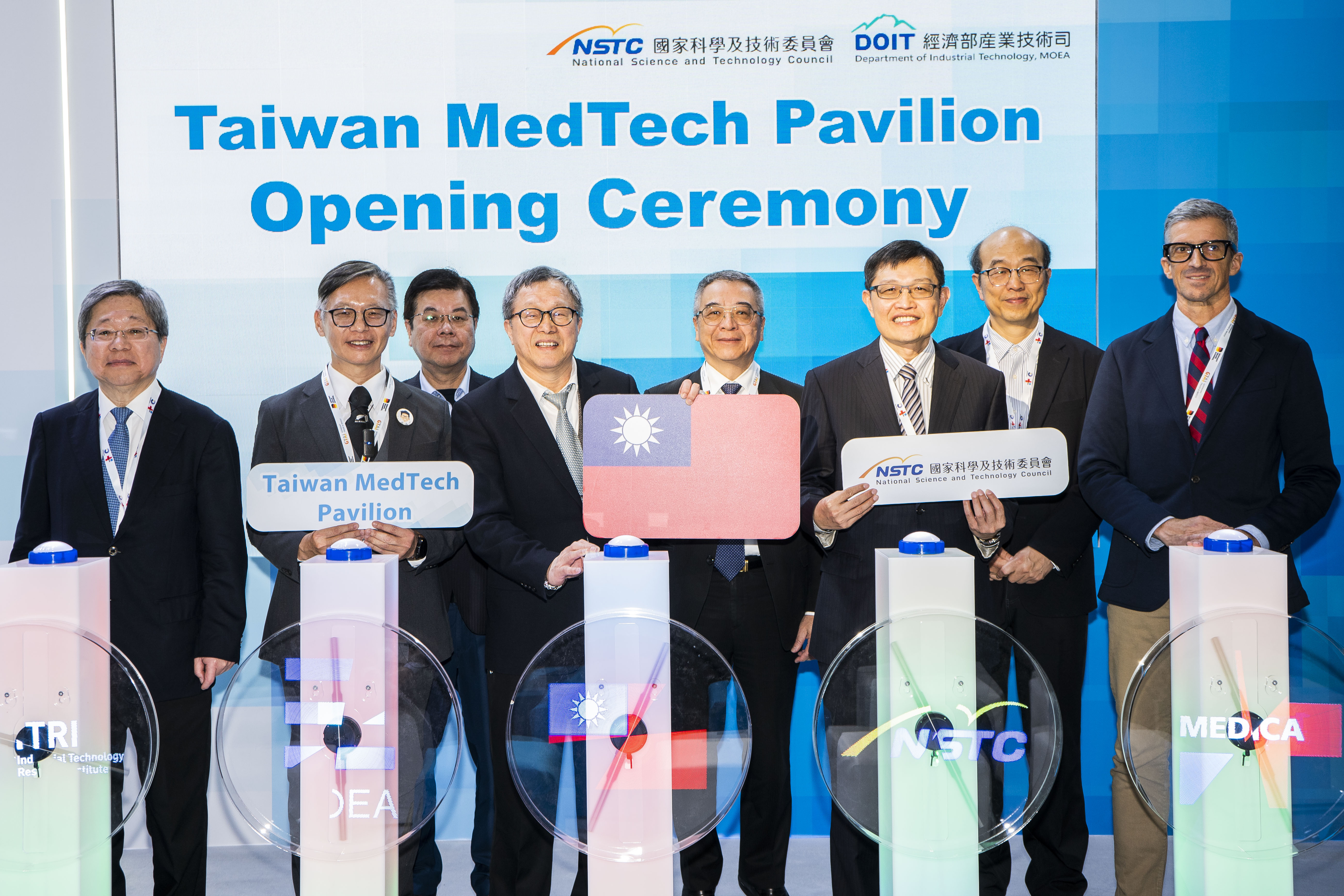 2025 MEDICA Taiwan MedTech Pavilion 開幕典禮隆重舉行，參與貴賓共同出席，見證臺灣醫療邁向國際舞台的重要時刻。  右起：佛萊堡大學醫學院院長Prof. Frederik Wenz、國科會楊台鴻處長、國科會林德生處長、國科會科技辦專家室何啟功、駐歐盟代表謝志偉大使、竹科陳國樑副局長、經濟部戴建承簡任技正、工研院生醫所莊曜宇所長