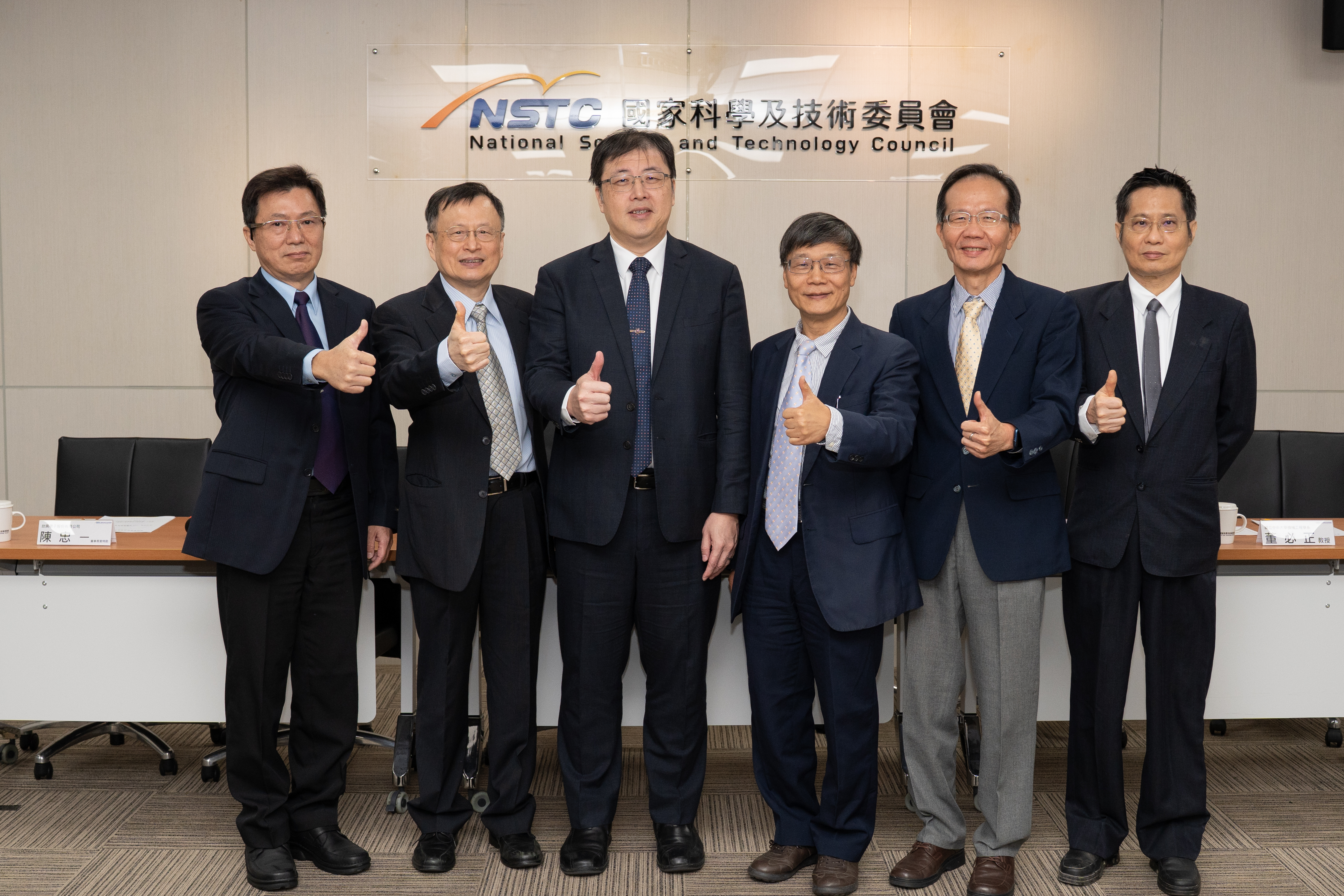 在國科會補助支持下，國立中央大學機械系何正榮教授研究團隊與廠商共同合作，開發出PCB殘膠檢測與雷射修復機（AOIR），透過自主可控的高精度影像檢測及智能化缺陷修復，提升產品良率與生產效率，並導入自動化除膠生產流程。  左起為欣興電子股份有限公司陳忠ㄧ董事長室特助、欣興電子股份有限公司王金勝副技術長、工程處洪樂文處長、國立中央大學機械工程學系何正榮教授、國立中央大學機械工程學系林志光教授、國立中央大學機械工程學系董必正教授