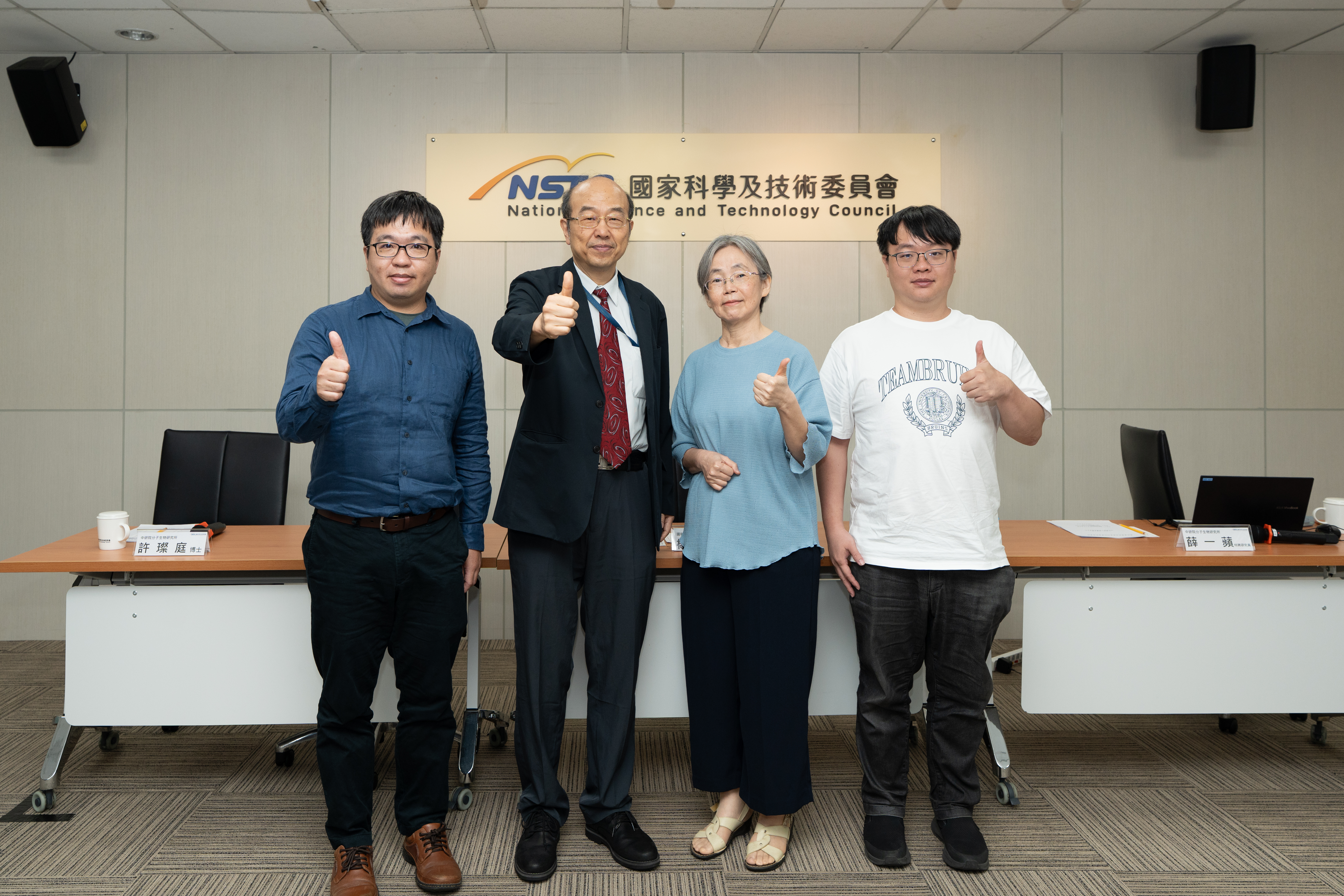 在國科會及中研院支持下，中研院分子生物研究所特聘研究員薛一蘋與資訊科學研究所副研究員王建堯團隊，建立全腦自動腦區校正定量分析(BM-auto) 系統，分析自閉症模式小鼠全腦迴路異常之處，發現「嗅覺皮質」在自閉症中扮演的重要角色。左起為中研院分子生物研究所許璨庭博士、生科處楊台鴻處長、中研院分子生物研究所薛一蘋特聘研究員、中研院資訊科學研究所王建堯副研究員