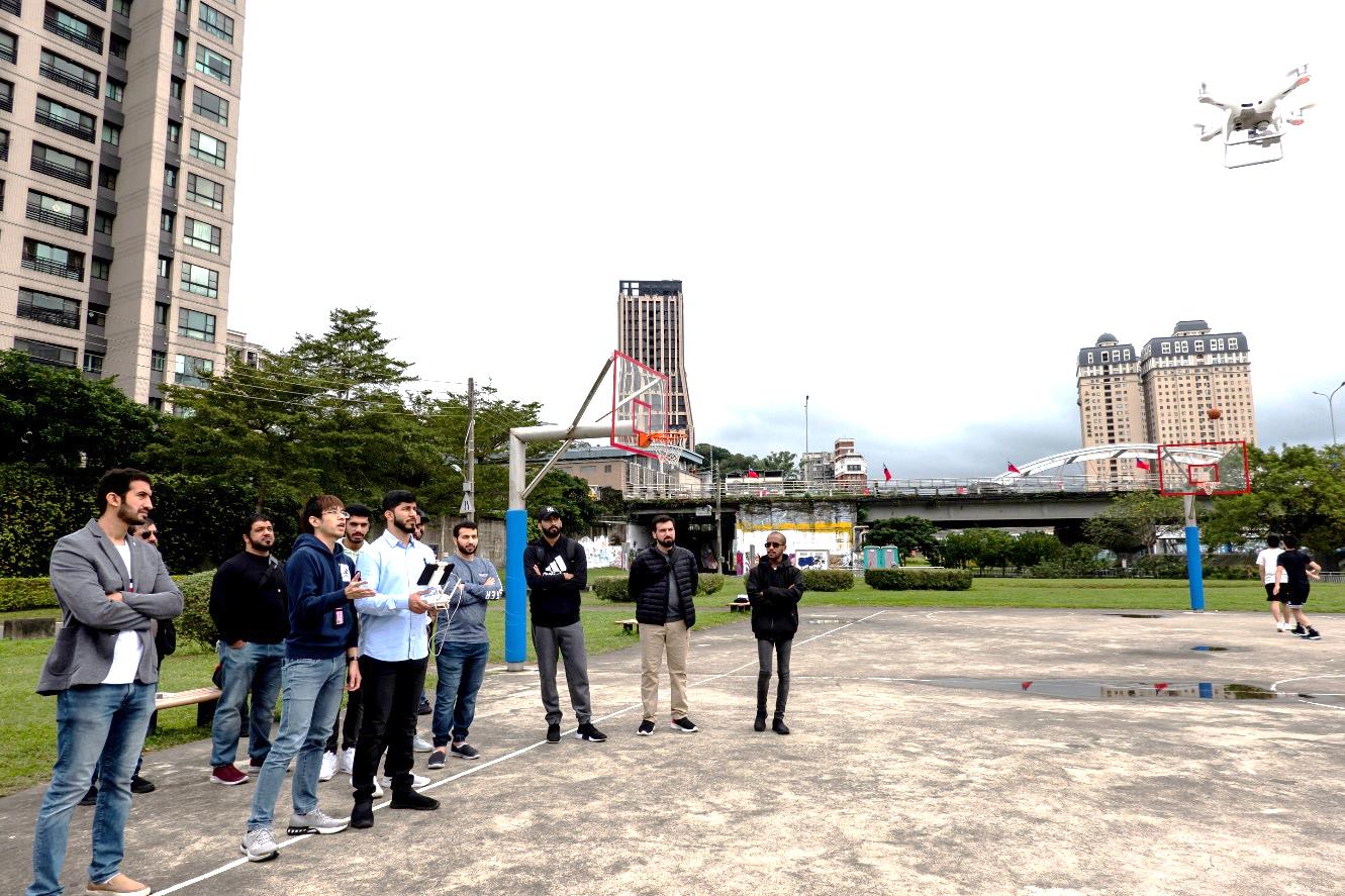 雷布登文官學院學員進行空拍機實際操作之訓練課程