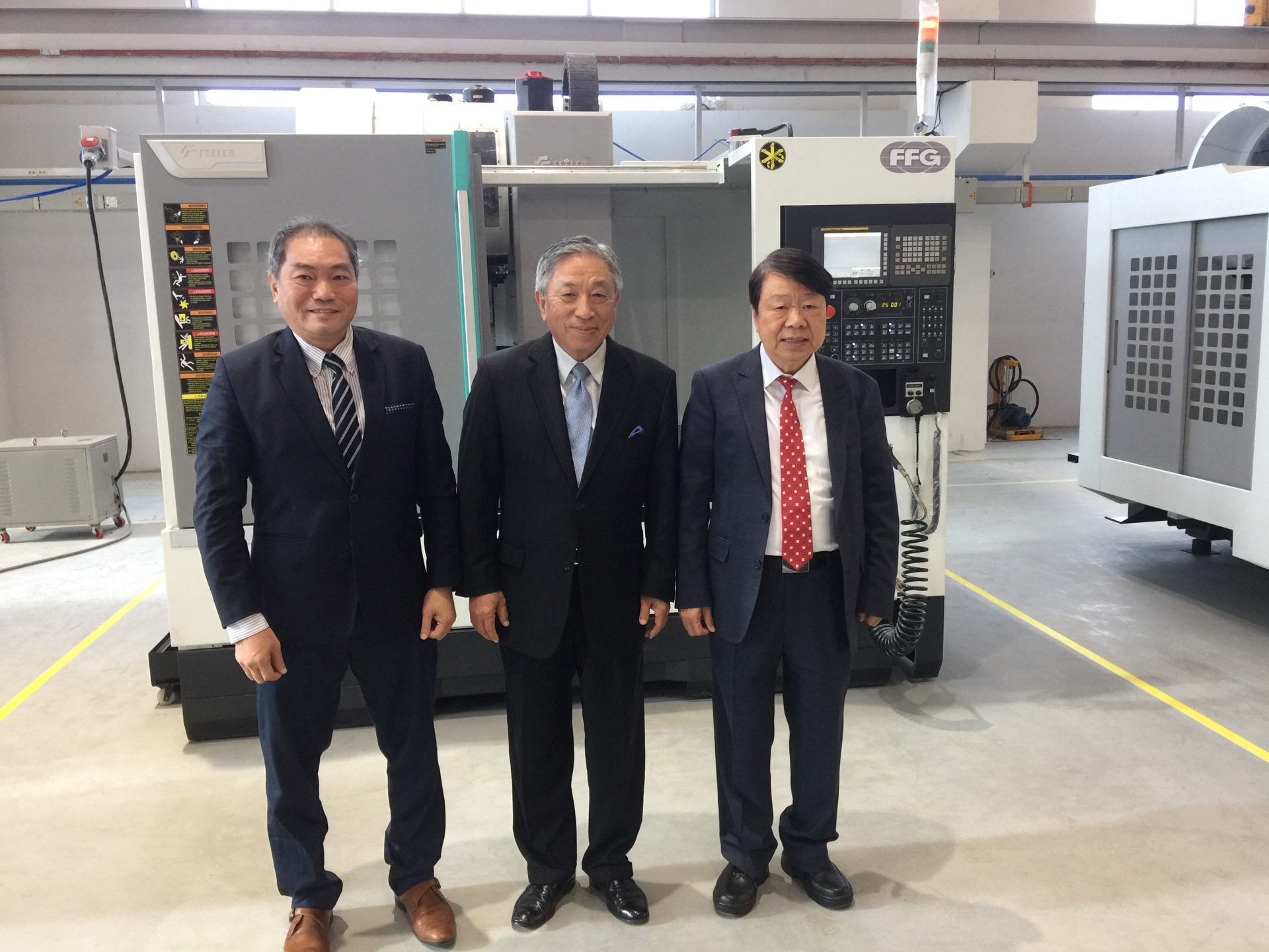 駐印度科技組組長陳和賢(左)、駐印度代表處大使田中光(中)、友嘉集團總裁朱志洋於友嘉集團FFG MAG India新落成廠房合影